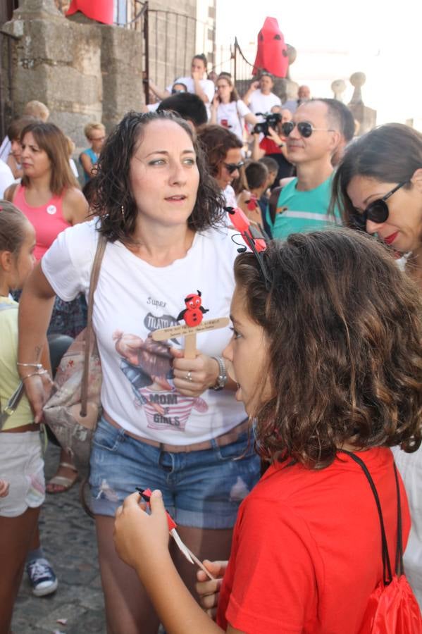 El repique de las campanas de San Bartolomé ha sonado este viernes, 23 de agosto, muy alegre, para anunciar la 'Salida del diablo', una de las tradiciones más ancestrales de Jerez de los Caballeros que anunciar la festividad de San Bartolomé, patrón de la ciudad. Organizada por la Comisión integrada en la Archicofradía del Santísimo Sacramento, la citada representación se ha vivido con gran expectación y emoción y este año con sorpresa. El recorrido del diablo por las calles ha hecho las decilicias de cientos de niños y niñas que han disfrutado de la cita, al tiempo que han contribuido a revivir esta gran celebración cargada de simbología, pues la figura del diablo aparece representada a los pies del patrón, encadenada, representando el triunfo del bien sobre el mal. Cada 23 de agosto, se libera de esas cadenas y recorre la localidad templaria, escoba en mano. La única forma de hacer frente a su ira, es mostrarle una cruz, por ello hoy la imagen más entrañable la han protagonizado los más pequeños portando en sus manos pequeñas cruces de madera para, como manda la tradición, «evitar que el diablo les coja». La cita da paso esta noche a la también tradicional 'Quema del rabo del diablo' que organizan los amigos de esta representación a las 22 horas en el Llano de Santa María y con el fuego como elemento purificador.