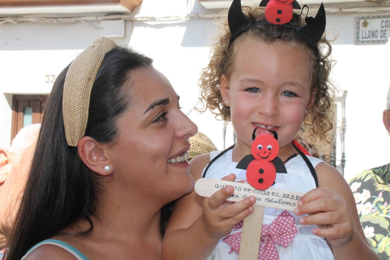El repique de las campanas de San Bartolomé ha sonado este viernes, 23 de agosto, muy alegre, para anunciar la 'Salida del diablo', una de las tradiciones más ancestrales de Jerez de los Caballeros que anunciar la festividad de San Bartolomé, patrón de la ciudad. Organizada por la Comisión integrada en la Archicofradía del Santísimo Sacramento, la citada representación se ha vivido con gran expectación y emoción y este año con sorpresa. El recorrido del diablo por las calles ha hecho las decilicias de cientos de niños y niñas que han disfrutado de la cita, al tiempo que han contribuido a revivir esta gran celebración cargada de simbología, pues la figura del diablo aparece representada a los pies del patrón, encadenada, representando el triunfo del bien sobre el mal. Cada 23 de agosto, se libera de esas cadenas y recorre la localidad templaria, escoba en mano. La única forma de hacer frente a su ira, es mostrarle una cruz, por ello hoy la imagen más entrañable la han protagonizado los más pequeños portando en sus manos pequeñas cruces de madera para, como manda la tradición, «evitar que el diablo les coja». La cita da paso esta noche a la también tradicional 'Quema del rabo del diablo' que organizan los amigos de esta representación a las 22 horas en el Llano de Santa María y con el fuego como elemento purificador.