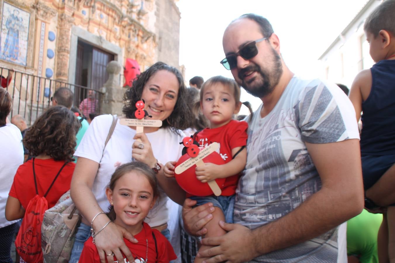 El repique de las campanas de San Bartolomé ha sonado este viernes, 23 de agosto, muy alegre, para anunciar la 'Salida del diablo', una de las tradiciones más ancestrales de Jerez de los Caballeros que anunciar la festividad de San Bartolomé, patrón de la ciudad. Organizada por la Comisión integrada en la Archicofradía del Santísimo Sacramento, la citada representación se ha vivido con gran expectación y emoción y este año con sorpresa. El recorrido del diablo por las calles ha hecho las decilicias de cientos de niños y niñas que han disfrutado de la cita, al tiempo que han contribuido a revivir esta gran celebración cargada de simbología, pues la figura del diablo aparece representada a los pies del patrón, encadenada, representando el triunfo del bien sobre el mal. Cada 23 de agosto, se libera de esas cadenas y recorre la localidad templaria, escoba en mano. La única forma de hacer frente a su ira, es mostrarle una cruz, por ello hoy la imagen más entrañable la han protagonizado los más pequeños portando en sus manos pequeñas cruces de madera para, como manda la tradición, «evitar que el diablo les coja». La cita da paso esta noche a la también tradicional 'Quema del rabo del diablo' que organizan los amigos de esta representación a las 22 horas en el Llano de Santa María y con el fuego como elemento purificador.