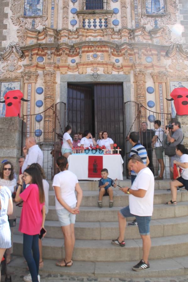 El repique de las campanas de San Bartolomé ha sonado este viernes, 23 de agosto, muy alegre, para anunciar la 'Salida del diablo', una de las tradiciones más ancestrales de Jerez de los Caballeros que anunciar la festividad de San Bartolomé, patrón de la ciudad. Organizada por la Comisión integrada en la Archicofradía del Santísimo Sacramento, la citada representación se ha vivido con gran expectación y emoción y este año con sorpresa. El recorrido del diablo por las calles ha hecho las decilicias de cientos de niños y niñas que han disfrutado de la cita, al tiempo que han contribuido a revivir esta gran celebración cargada de simbología, pues la figura del diablo aparece representada a los pies del patrón, encadenada, representando el triunfo del bien sobre el mal. Cada 23 de agosto, se libera de esas cadenas y recorre la localidad templaria, escoba en mano. La única forma de hacer frente a su ira, es mostrarle una cruz, por ello hoy la imagen más entrañable la han protagonizado los más pequeños portando en sus manos pequeñas cruces de madera para, como manda la tradición, «evitar que el diablo les coja». La cita da paso esta noche a la también tradicional 'Quema del rabo del diablo' que organizan los amigos de esta representación a las 22 horas en el Llano de Santa María y con el fuego como elemento purificador.