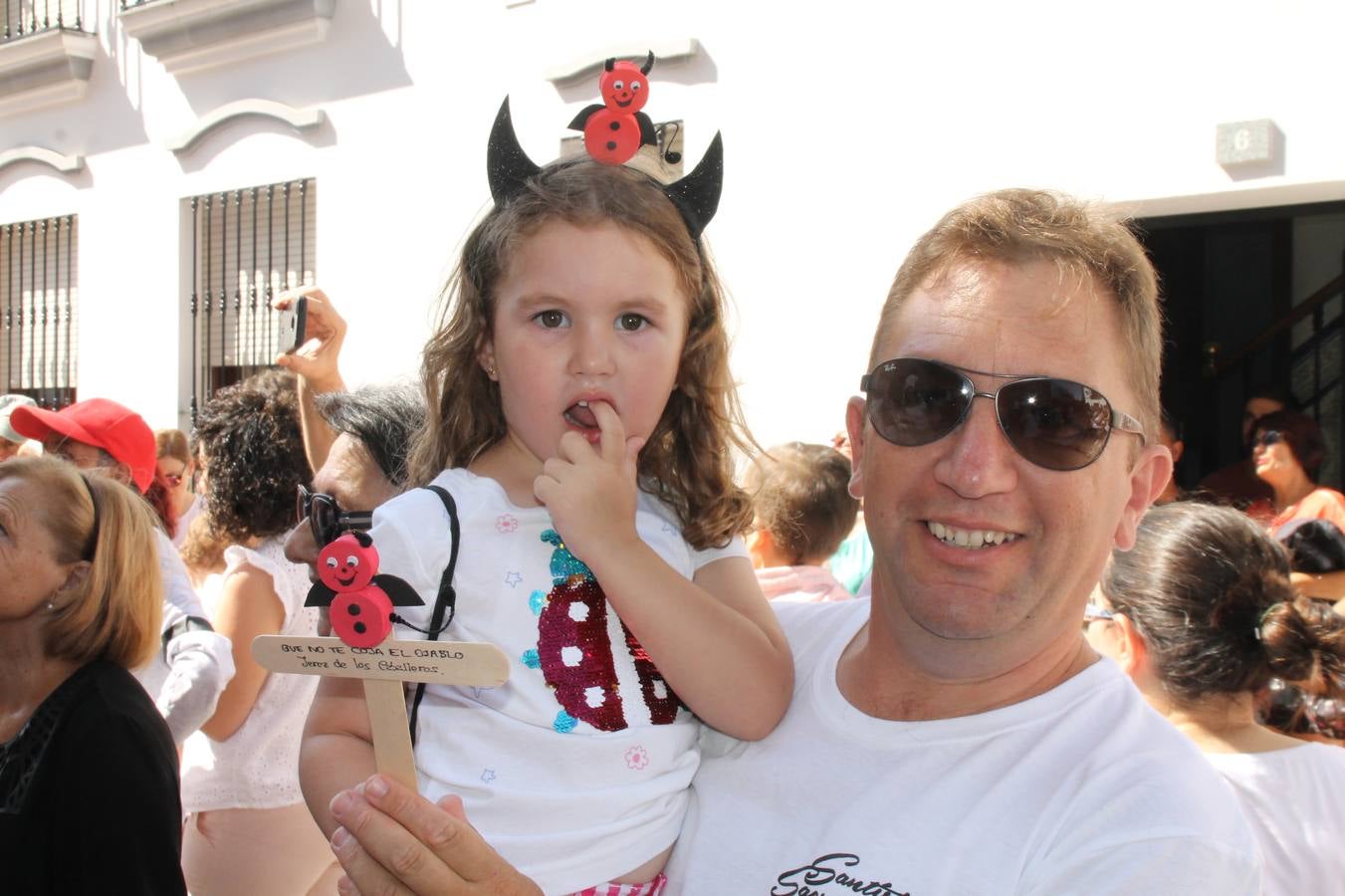 El repique de las campanas de San Bartolomé ha sonado este viernes, 23 de agosto, muy alegre, para anunciar la 'Salida del diablo', una de las tradiciones más ancestrales de Jerez de los Caballeros que anunciar la festividad de San Bartolomé, patrón de la ciudad. Organizada por la Comisión integrada en la Archicofradía del Santísimo Sacramento, la citada representación se ha vivido con gran expectación y emoción y este año con sorpresa. El recorrido del diablo por las calles ha hecho las decilicias de cientos de niños y niñas que han disfrutado de la cita, al tiempo que han contribuido a revivir esta gran celebración cargada de simbología, pues la figura del diablo aparece representada a los pies del patrón, encadenada, representando el triunfo del bien sobre el mal. Cada 23 de agosto, se libera de esas cadenas y recorre la localidad templaria, escoba en mano. La única forma de hacer frente a su ira, es mostrarle una cruz, por ello hoy la imagen más entrañable la han protagonizado los más pequeños portando en sus manos pequeñas cruces de madera para, como manda la tradición, «evitar que el diablo les coja». La cita da paso esta noche a la también tradicional 'Quema del rabo del diablo' que organizan los amigos de esta representación a las 22 horas en el Llano de Santa María y con el fuego como elemento purificador.