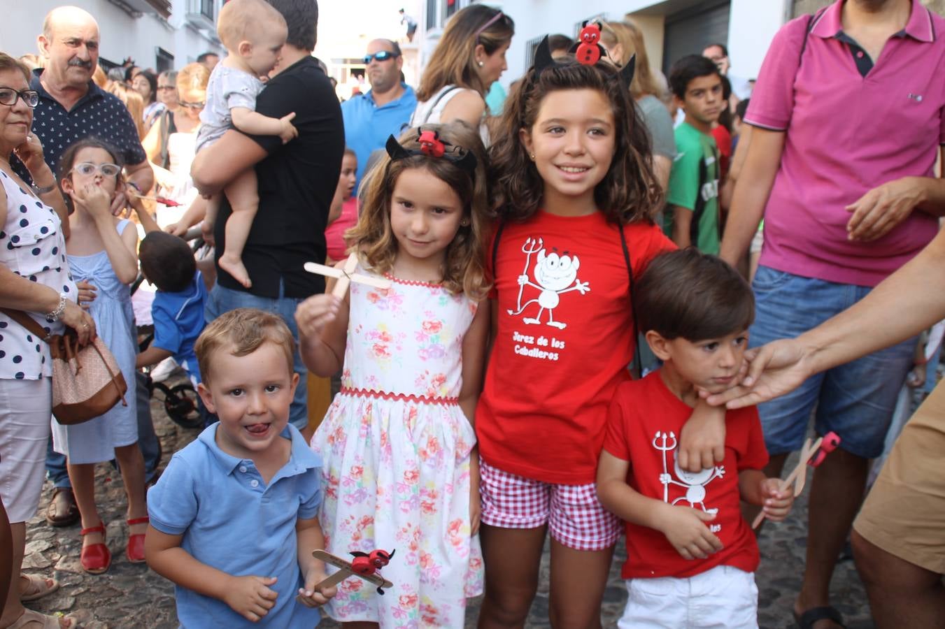El repique de las campanas de San Bartolomé ha sonado este viernes, 23 de agosto, muy alegre, para anunciar la 'Salida del diablo', una de las tradiciones más ancestrales de Jerez de los Caballeros que anunciar la festividad de San Bartolomé, patrón de la ciudad. Organizada por la Comisión integrada en la Archicofradía del Santísimo Sacramento, la citada representación se ha vivido con gran expectación y emoción y este año con sorpresa. El recorrido del diablo por las calles ha hecho las decilicias de cientos de niños y niñas que han disfrutado de la cita, al tiempo que han contribuido a revivir esta gran celebración cargada de simbología, pues la figura del diablo aparece representada a los pies del patrón, encadenada, representando el triunfo del bien sobre el mal. Cada 23 de agosto, se libera de esas cadenas y recorre la localidad templaria, escoba en mano. La única forma de hacer frente a su ira, es mostrarle una cruz, por ello hoy la imagen más entrañable la han protagonizado los más pequeños portando en sus manos pequeñas cruces de madera para, como manda la tradición, «evitar que el diablo les coja». La cita da paso esta noche a la también tradicional 'Quema del rabo del diablo' que organizan los amigos de esta representación a las 22 horas en el Llano de Santa María y con el fuego como elemento purificador.