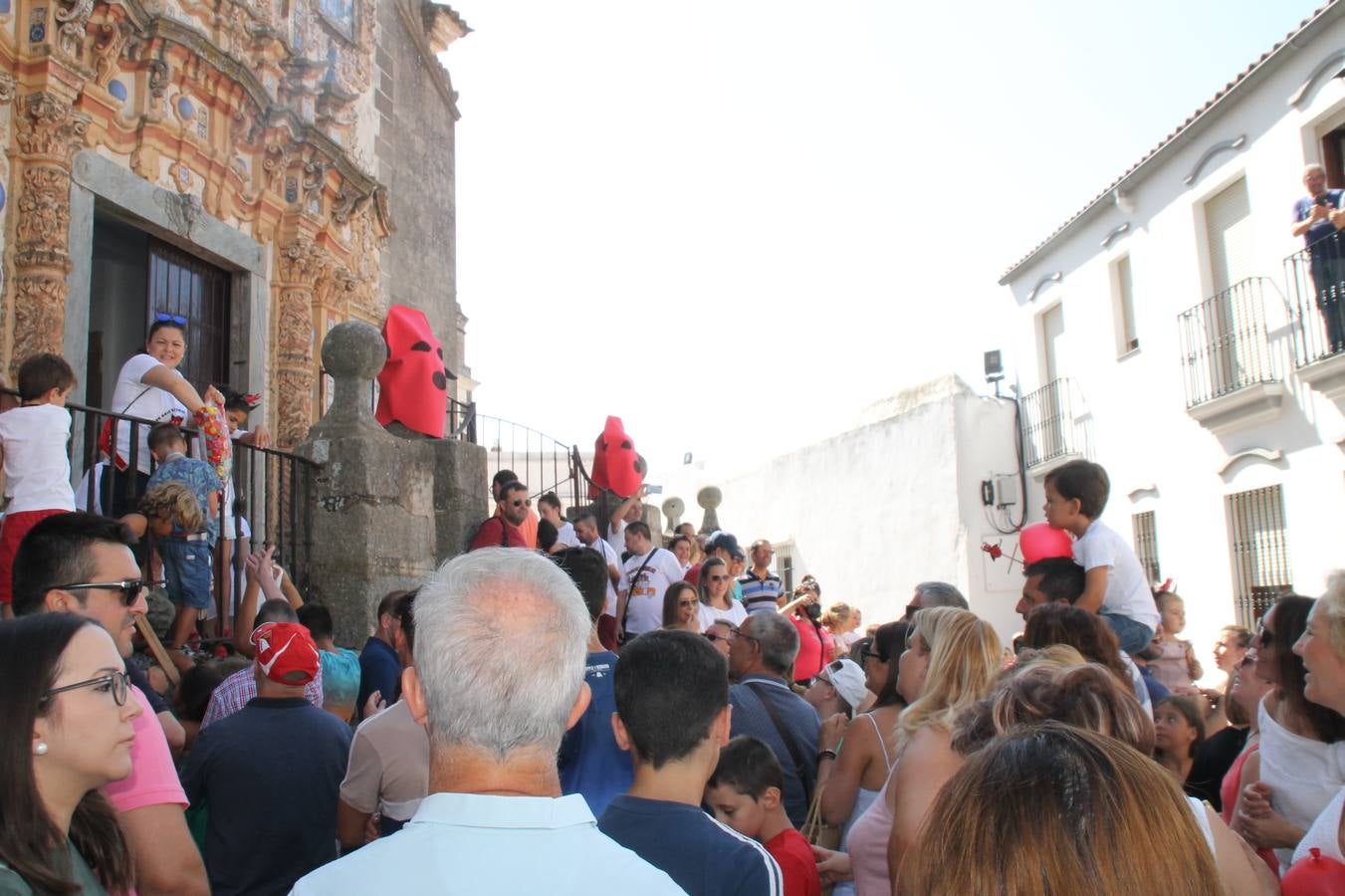 El repique de las campanas de San Bartolomé ha sonado este viernes, 23 de agosto, muy alegre, para anunciar la 'Salida del diablo', una de las tradiciones más ancestrales de Jerez de los Caballeros que anunciar la festividad de San Bartolomé, patrón de la ciudad. Organizada por la Comisión integrada en la Archicofradía del Santísimo Sacramento, la citada representación se ha vivido con gran expectación y emoción y este año con sorpresa. El recorrido del diablo por las calles ha hecho las decilicias de cientos de niños y niñas que han disfrutado de la cita, al tiempo que han contribuido a revivir esta gran celebración cargada de simbología, pues la figura del diablo aparece representada a los pies del patrón, encadenada, representando el triunfo del bien sobre el mal. Cada 23 de agosto, se libera de esas cadenas y recorre la localidad templaria, escoba en mano. La única forma de hacer frente a su ira, es mostrarle una cruz, por ello hoy la imagen más entrañable la han protagonizado los más pequeños portando en sus manos pequeñas cruces de madera para, como manda la tradición, «evitar que el diablo les coja». La cita da paso esta noche a la también tradicional 'Quema del rabo del diablo' que organizan los amigos de esta representación a las 22 horas en el Llano de Santa María y con el fuego como elemento purificador.