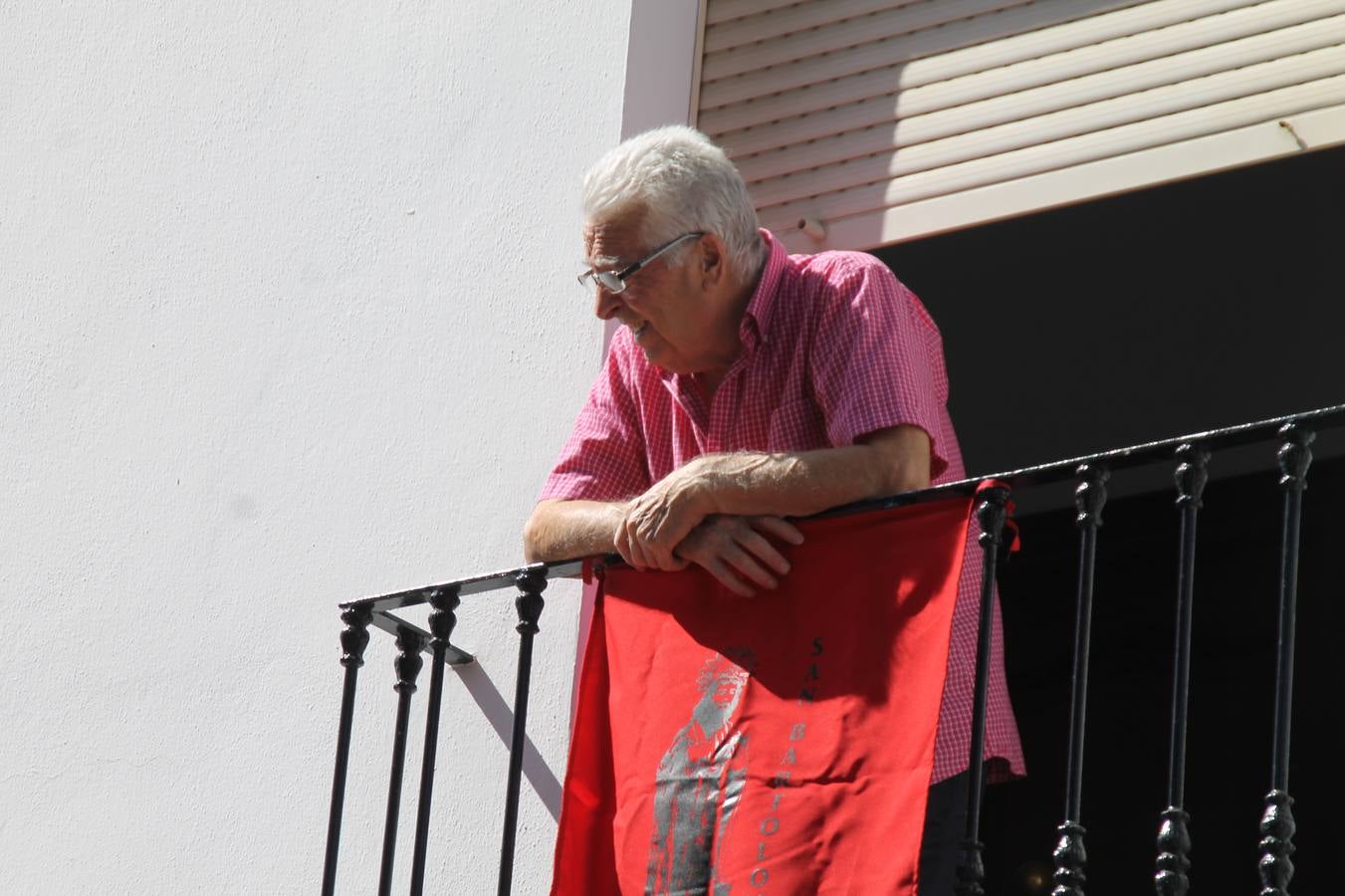 El repique de las campanas de San Bartolomé ha sonado este viernes, 23 de agosto, muy alegre, para anunciar la 'Salida del diablo', una de las tradiciones más ancestrales de Jerez de los Caballeros que anunciar la festividad de San Bartolomé, patrón de la ciudad. Organizada por la Comisión integrada en la Archicofradía del Santísimo Sacramento, la citada representación se ha vivido con gran expectación y emoción y este año con sorpresa. El recorrido del diablo por las calles ha hecho las decilicias de cientos de niños y niñas que han disfrutado de la cita, al tiempo que han contribuido a revivir esta gran celebración cargada de simbología, pues la figura del diablo aparece representada a los pies del patrón, encadenada, representando el triunfo del bien sobre el mal. Cada 23 de agosto, se libera de esas cadenas y recorre la localidad templaria, escoba en mano. La única forma de hacer frente a su ira, es mostrarle una cruz, por ello hoy la imagen más entrañable la han protagonizado los más pequeños portando en sus manos pequeñas cruces de madera para, como manda la tradición, «evitar que el diablo les coja». La cita da paso esta noche a la también tradicional 'Quema del rabo del diablo' que organizan los amigos de esta representación a las 22 horas en el Llano de Santa María y con el fuego como elemento purificador.