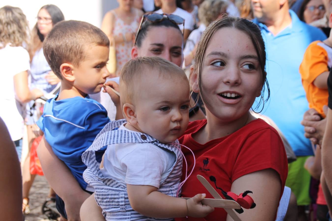 El repique de las campanas de San Bartolomé ha sonado este viernes, 23 de agosto, muy alegre, para anunciar la 'Salida del diablo', una de las tradiciones más ancestrales de Jerez de los Caballeros que anunciar la festividad de San Bartolomé, patrón de la ciudad. Organizada por la Comisión integrada en la Archicofradía del Santísimo Sacramento, la citada representación se ha vivido con gran expectación y emoción y este año con sorpresa. El recorrido del diablo por las calles ha hecho las decilicias de cientos de niños y niñas que han disfrutado de la cita, al tiempo que han contribuido a revivir esta gran celebración cargada de simbología, pues la figura del diablo aparece representada a los pies del patrón, encadenada, representando el triunfo del bien sobre el mal. Cada 23 de agosto, se libera de esas cadenas y recorre la localidad templaria, escoba en mano. La única forma de hacer frente a su ira, es mostrarle una cruz, por ello hoy la imagen más entrañable la han protagonizado los más pequeños portando en sus manos pequeñas cruces de madera para, como manda la tradición, «evitar que el diablo les coja». La cita da paso esta noche a la también tradicional 'Quema del rabo del diablo' que organizan los amigos de esta representación a las 22 horas en el Llano de Santa María y con el fuego como elemento purificador.