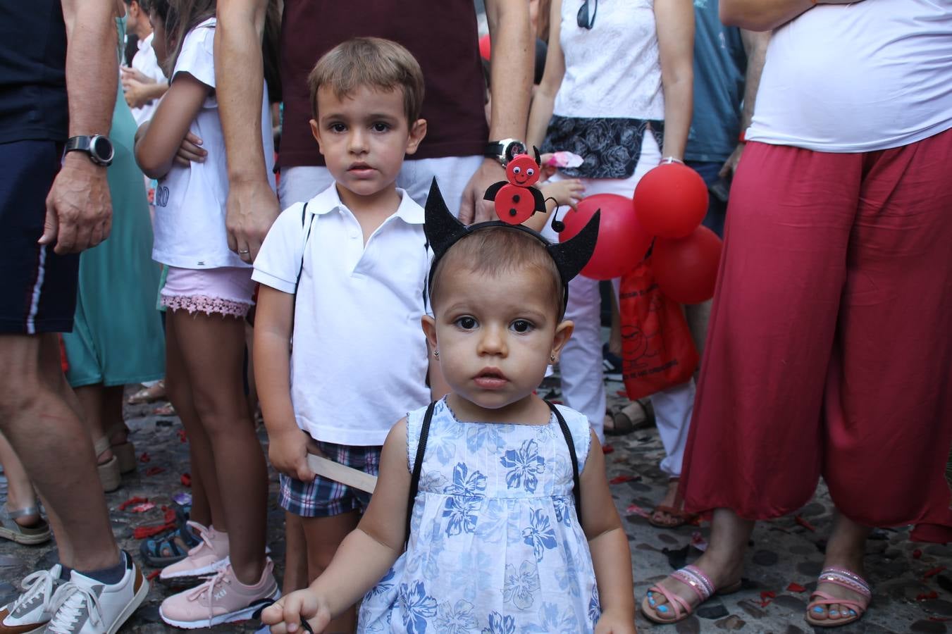 El repique de las campanas de San Bartolomé ha sonado este viernes, 23 de agosto, muy alegre, para anunciar la 'Salida del diablo', una de las tradiciones más ancestrales de Jerez de los Caballeros que anunciar la festividad de San Bartolomé, patrón de la ciudad. Organizada por la Comisión integrada en la Archicofradía del Santísimo Sacramento, la citada representación se ha vivido con gran expectación y emoción y este año con sorpresa. El recorrido del diablo por las calles ha hecho las decilicias de cientos de niños y niñas que han disfrutado de la cita, al tiempo que han contribuido a revivir esta gran celebración cargada de simbología, pues la figura del diablo aparece representada a los pies del patrón, encadenada, representando el triunfo del bien sobre el mal. Cada 23 de agosto, se libera de esas cadenas y recorre la localidad templaria, escoba en mano. La única forma de hacer frente a su ira, es mostrarle una cruz, por ello hoy la imagen más entrañable la han protagonizado los más pequeños portando en sus manos pequeñas cruces de madera para, como manda la tradición, «evitar que el diablo les coja». La cita da paso esta noche a la también tradicional 'Quema del rabo del diablo' que organizan los amigos de esta representación a las 22 horas en el Llano de Santa María y con el fuego como elemento purificador.
