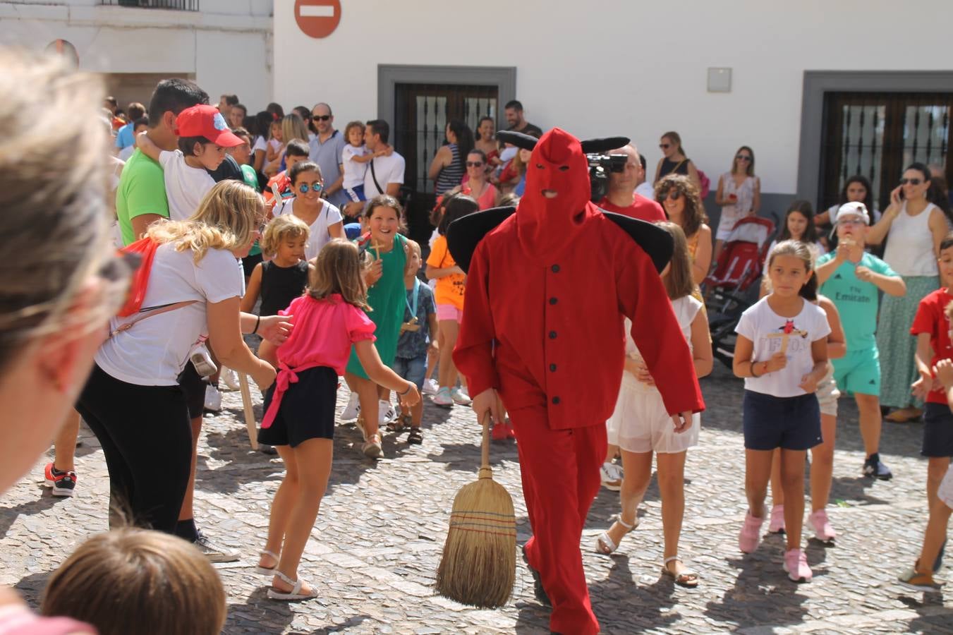 El repique de las campanas de San Bartolomé ha sonado este viernes, 23 de agosto, muy alegre, para anunciar la 'Salida del diablo', una de las tradiciones más ancestrales de Jerez de los Caballeros que anunciar la festividad de San Bartolomé, patrón de la ciudad. Organizada por la Comisión integrada en la Archicofradía del Santísimo Sacramento, la citada representación se ha vivido con gran expectación y emoción y este año con sorpresa. El recorrido del diablo por las calles ha hecho las decilicias de cientos de niños y niñas que han disfrutado de la cita, al tiempo que han contribuido a revivir esta gran celebración cargada de simbología, pues la figura del diablo aparece representada a los pies del patrón, encadenada, representando el triunfo del bien sobre el mal. Cada 23 de agosto, se libera de esas cadenas y recorre la localidad templaria, escoba en mano. La única forma de hacer frente a su ira, es mostrarle una cruz, por ello hoy la imagen más entrañable la han protagonizado los más pequeños portando en sus manos pequeñas cruces de madera para, como manda la tradición, «evitar que el diablo les coja». La cita da paso esta noche a la también tradicional 'Quema del rabo del diablo' que organizan los amigos de esta representación a las 22 horas en el Llano de Santa María y con el fuego como elemento purificador.