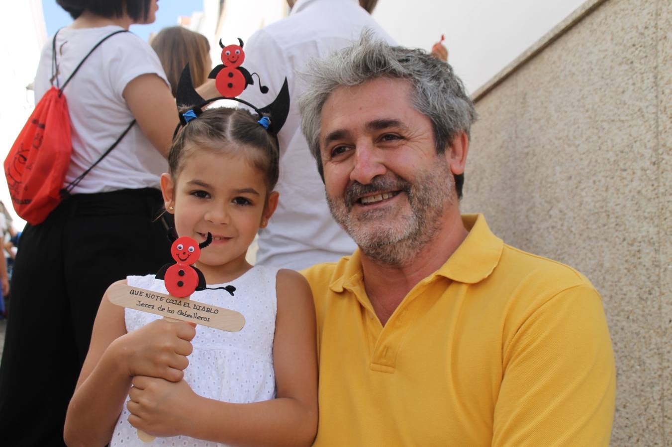 El repique de las campanas de San Bartolomé ha sonado este viernes, 23 de agosto, muy alegre, para anunciar la 'Salida del diablo', una de las tradiciones más ancestrales de Jerez de los Caballeros que anunciar la festividad de San Bartolomé, patrón de la ciudad. Organizada por la Comisión integrada en la Archicofradía del Santísimo Sacramento, la citada representación se ha vivido con gran expectación y emoción y este año con sorpresa. El recorrido del diablo por las calles ha hecho las decilicias de cientos de niños y niñas que han disfrutado de la cita, al tiempo que han contribuido a revivir esta gran celebración cargada de simbología, pues la figura del diablo aparece representada a los pies del patrón, encadenada, representando el triunfo del bien sobre el mal. Cada 23 de agosto, se libera de esas cadenas y recorre la localidad templaria, escoba en mano. La única forma de hacer frente a su ira, es mostrarle una cruz, por ello hoy la imagen más entrañable la han protagonizado los más pequeños portando en sus manos pequeñas cruces de madera para, como manda la tradición, «evitar que el diablo les coja». La cita da paso esta noche a la también tradicional 'Quema del rabo del diablo' que organizan los amigos de esta representación a las 22 horas en el Llano de Santa María y con el fuego como elemento purificador.