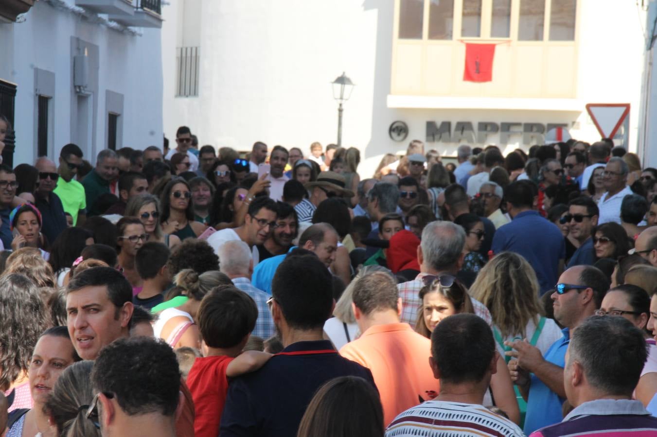 El repique de las campanas de San Bartolomé ha sonado este viernes, 23 de agosto, muy alegre, para anunciar la 'Salida del diablo', una de las tradiciones más ancestrales de Jerez de los Caballeros que anunciar la festividad de San Bartolomé, patrón de la ciudad. Organizada por la Comisión integrada en la Archicofradía del Santísimo Sacramento, la citada representación se ha vivido con gran expectación y emoción y este año con sorpresa. El recorrido del diablo por las calles ha hecho las decilicias de cientos de niños y niñas que han disfrutado de la cita, al tiempo que han contribuido a revivir esta gran celebración cargada de simbología, pues la figura del diablo aparece representada a los pies del patrón, encadenada, representando el triunfo del bien sobre el mal. Cada 23 de agosto, se libera de esas cadenas y recorre la localidad templaria, escoba en mano. La única forma de hacer frente a su ira, es mostrarle una cruz, por ello hoy la imagen más entrañable la han protagonizado los más pequeños portando en sus manos pequeñas cruces de madera para, como manda la tradición, «evitar que el diablo les coja». La cita da paso esta noche a la también tradicional 'Quema del rabo del diablo' que organizan los amigos de esta representación a las 22 horas en el Llano de Santa María y con el fuego como elemento purificador.