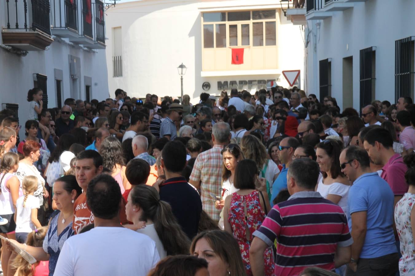 El repique de las campanas de San Bartolomé ha sonado este viernes, 23 de agosto, muy alegre, para anunciar la 'Salida del diablo', una de las tradiciones más ancestrales de Jerez de los Caballeros que anunciar la festividad de San Bartolomé, patrón de la ciudad. Organizada por la Comisión integrada en la Archicofradía del Santísimo Sacramento, la citada representación se ha vivido con gran expectación y emoción y este año con sorpresa. El recorrido del diablo por las calles ha hecho las decilicias de cientos de niños y niñas que han disfrutado de la cita, al tiempo que han contribuido a revivir esta gran celebración cargada de simbología, pues la figura del diablo aparece representada a los pies del patrón, encadenada, representando el triunfo del bien sobre el mal. Cada 23 de agosto, se libera de esas cadenas y recorre la localidad templaria, escoba en mano. La única forma de hacer frente a su ira, es mostrarle una cruz, por ello hoy la imagen más entrañable la han protagonizado los más pequeños portando en sus manos pequeñas cruces de madera para, como manda la tradición, «evitar que el diablo les coja». La cita da paso esta noche a la también tradicional 'Quema del rabo del diablo' que organizan los amigos de esta representación a las 22 horas en el Llano de Santa María y con el fuego como elemento purificador.