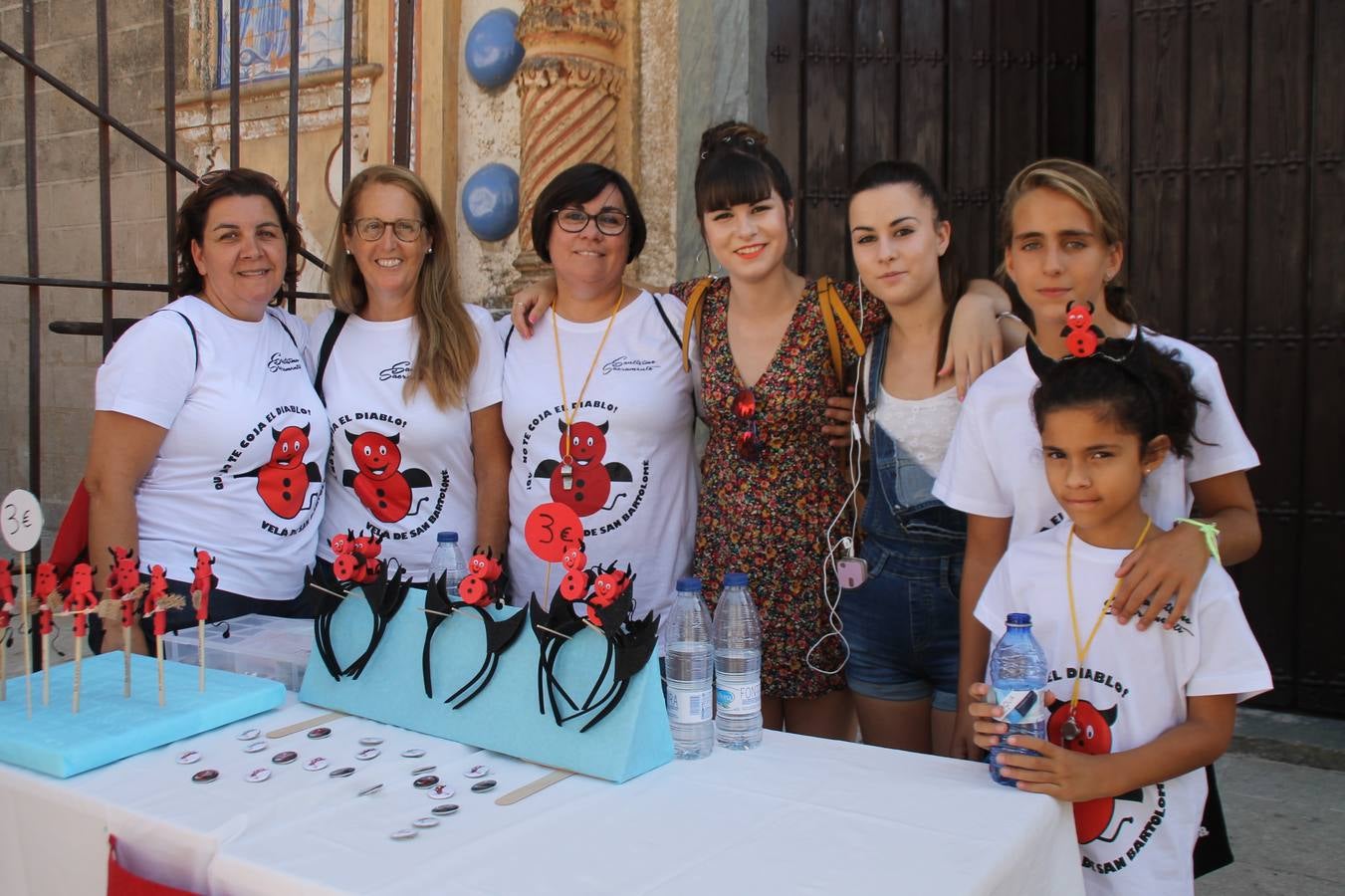 El repique de las campanas de San Bartolomé ha sonado este viernes, 23 de agosto, muy alegre, para anunciar la 'Salida del diablo', una de las tradiciones más ancestrales de Jerez de los Caballeros que anunciar la festividad de San Bartolomé, patrón de la ciudad. Organizada por la Comisión integrada en la Archicofradía del Santísimo Sacramento, la citada representación se ha vivido con gran expectación y emoción y este año con sorpresa. El recorrido del diablo por las calles ha hecho las decilicias de cientos de niños y niñas que han disfrutado de la cita, al tiempo que han contribuido a revivir esta gran celebración cargada de simbología, pues la figura del diablo aparece representada a los pies del patrón, encadenada, representando el triunfo del bien sobre el mal. Cada 23 de agosto, se libera de esas cadenas y recorre la localidad templaria, escoba en mano. La única forma de hacer frente a su ira, es mostrarle una cruz, por ello hoy la imagen más entrañable la han protagonizado los más pequeños portando en sus manos pequeñas cruces de madera para, como manda la tradición, «evitar que el diablo les coja». La cita da paso esta noche a la también tradicional 'Quema del rabo del diablo' que organizan los amigos de esta representación a las 22 horas en el Llano de Santa María y con el fuego como elemento purificador.