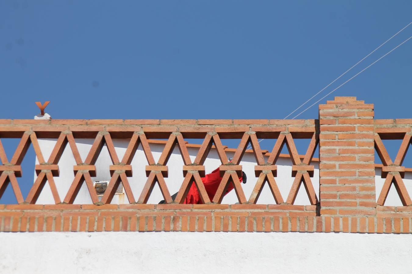 El repique de las campanas de San Bartolomé ha sonado este viernes, 23 de agosto, muy alegre, para anunciar la 'Salida del diablo', una de las tradiciones más ancestrales de Jerez de los Caballeros que anunciar la festividad de San Bartolomé, patrón de la ciudad. Organizada por la Comisión integrada en la Archicofradía del Santísimo Sacramento, la citada representación se ha vivido con gran expectación y emoción y este año con sorpresa. El recorrido del diablo por las calles ha hecho las decilicias de cientos de niños y niñas que han disfrutado de la cita, al tiempo que han contribuido a revivir esta gran celebración cargada de simbología, pues la figura del diablo aparece representada a los pies del patrón, encadenada, representando el triunfo del bien sobre el mal. Cada 23 de agosto, se libera de esas cadenas y recorre la localidad templaria, escoba en mano. La única forma de hacer frente a su ira, es mostrarle una cruz, por ello hoy la imagen más entrañable la han protagonizado los más pequeños portando en sus manos pequeñas cruces de madera para, como manda la tradición, «evitar que el diablo les coja». La cita da paso esta noche a la también tradicional 'Quema del rabo del diablo' que organizan los amigos de esta representación a las 22 horas en el Llano de Santa María y con el fuego como elemento purificador.