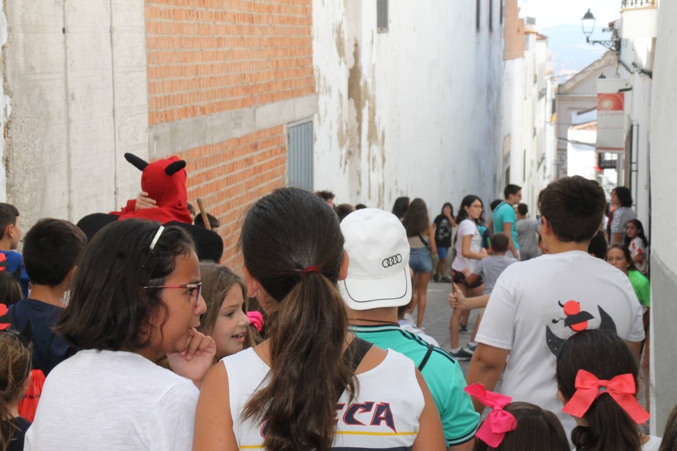 El repique de las campanas de San Bartolomé ha sonado este viernes, 23 de agosto, muy alegre, para anunciar la 'Salida del diablo', una de las tradiciones más ancestrales de Jerez de los Caballeros que anunciar la festividad de San Bartolomé, patrón de la ciudad. Organizada por la Comisión integrada en la Archicofradía del Santísimo Sacramento, la citada representación se ha vivido con gran expectación y emoción y este año con sorpresa. El recorrido del diablo por las calles ha hecho las decilicias de cientos de niños y niñas que han disfrutado de la cita, al tiempo que han contribuido a revivir esta gran celebración cargada de simbología, pues la figura del diablo aparece representada a los pies del patrón, encadenada, representando el triunfo del bien sobre el mal. Cada 23 de agosto, se libera de esas cadenas y recorre la localidad templaria, escoba en mano. La única forma de hacer frente a su ira, es mostrarle una cruz, por ello hoy la imagen más entrañable la han protagonizado los más pequeños portando en sus manos pequeñas cruces de madera para, como manda la tradición, «evitar que el diablo les coja». La cita da paso esta noche a la también tradicional 'Quema del rabo del diablo' que organizan los amigos de esta representación a las 22 horas en el Llano de Santa María y con el fuego como elemento purificador.