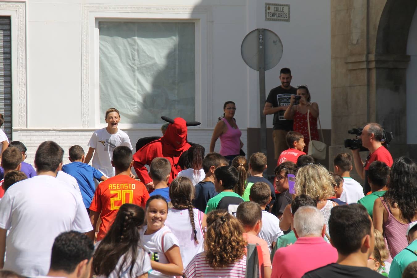 El repique de las campanas de San Bartolomé ha sonado este viernes, 23 de agosto, muy alegre, para anunciar la 'Salida del diablo', una de las tradiciones más ancestrales de Jerez de los Caballeros que anunciar la festividad de San Bartolomé, patrón de la ciudad. Organizada por la Comisión integrada en la Archicofradía del Santísimo Sacramento, la citada representación se ha vivido con gran expectación y emoción y este año con sorpresa. El recorrido del diablo por las calles ha hecho las decilicias de cientos de niños y niñas que han disfrutado de la cita, al tiempo que han contribuido a revivir esta gran celebración cargada de simbología, pues la figura del diablo aparece representada a los pies del patrón, encadenada, representando el triunfo del bien sobre el mal. Cada 23 de agosto, se libera de esas cadenas y recorre la localidad templaria, escoba en mano. La única forma de hacer frente a su ira, es mostrarle una cruz, por ello hoy la imagen más entrañable la han protagonizado los más pequeños portando en sus manos pequeñas cruces de madera para, como manda la tradición, «evitar que el diablo les coja». La cita da paso esta noche a la también tradicional 'Quema del rabo del diablo' que organizan los amigos de esta representación a las 22 horas en el Llano de Santa María y con el fuego como elemento purificador.