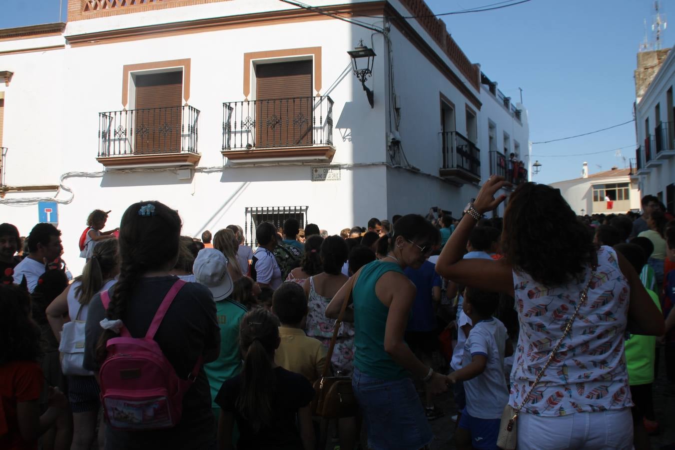 El repique de las campanas de San Bartolomé ha sonado este viernes, 23 de agosto, muy alegre, para anunciar la 'Salida del diablo', una de las tradiciones más ancestrales de Jerez de los Caballeros que anunciar la festividad de San Bartolomé, patrón de la ciudad. Organizada por la Comisión integrada en la Archicofradía del Santísimo Sacramento, la citada representación se ha vivido con gran expectación y emoción y este año con sorpresa. El recorrido del diablo por las calles ha hecho las decilicias de cientos de niños y niñas que han disfrutado de la cita, al tiempo que han contribuido a revivir esta gran celebración cargada de simbología, pues la figura del diablo aparece representada a los pies del patrón, encadenada, representando el triunfo del bien sobre el mal. Cada 23 de agosto, se libera de esas cadenas y recorre la localidad templaria, escoba en mano. La única forma de hacer frente a su ira, es mostrarle una cruz, por ello hoy la imagen más entrañable la han protagonizado los más pequeños portando en sus manos pequeñas cruces de madera para, como manda la tradición, «evitar que el diablo les coja». La cita da paso esta noche a la también tradicional 'Quema del rabo del diablo' que organizan los amigos de esta representación a las 22 horas en el Llano de Santa María y con el fuego como elemento purificador.
