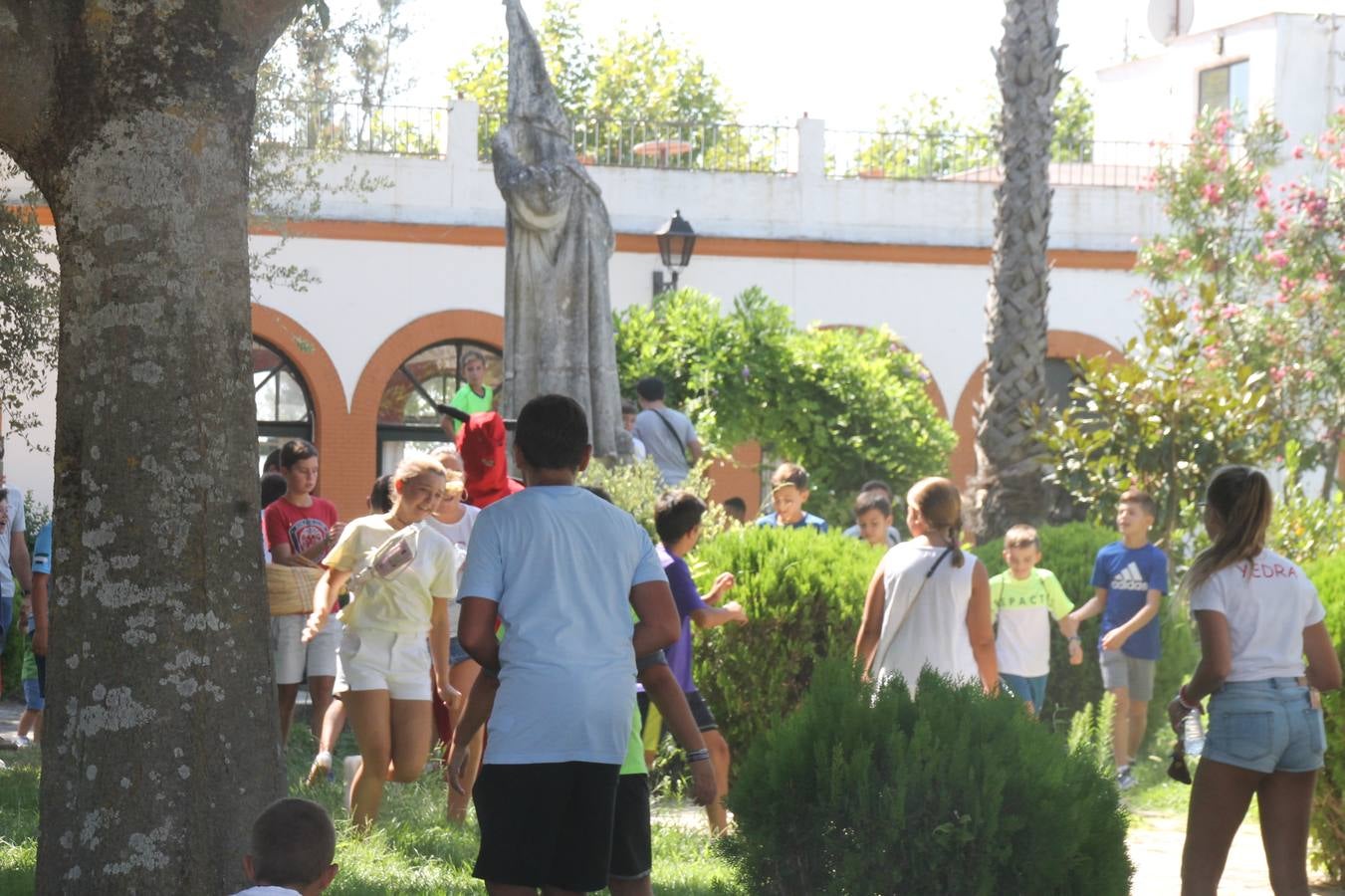 El repique de las campanas de San Bartolomé ha sonado este viernes, 23 de agosto, muy alegre, para anunciar la 'Salida del diablo', una de las tradiciones más ancestrales de Jerez de los Caballeros que anunciar la festividad de San Bartolomé, patrón de la ciudad. Organizada por la Comisión integrada en la Archicofradía del Santísimo Sacramento, la citada representación se ha vivido con gran expectación y emoción y este año con sorpresa. El recorrido del diablo por las calles ha hecho las decilicias de cientos de niños y niñas que han disfrutado de la cita, al tiempo que han contribuido a revivir esta gran celebración cargada de simbología, pues la figura del diablo aparece representada a los pies del patrón, encadenada, representando el triunfo del bien sobre el mal. Cada 23 de agosto, se libera de esas cadenas y recorre la localidad templaria, escoba en mano. La única forma de hacer frente a su ira, es mostrarle una cruz, por ello hoy la imagen más entrañable la han protagonizado los más pequeños portando en sus manos pequeñas cruces de madera para, como manda la tradición, «evitar que el diablo les coja». La cita da paso esta noche a la también tradicional 'Quema del rabo del diablo' que organizan los amigos de esta representación a las 22 horas en el Llano de Santa María y con el fuego como elemento purificador.