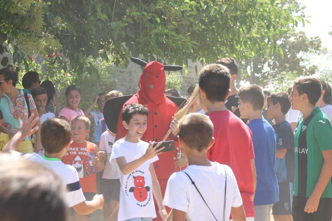 El repique de las campanas de San Bartolomé ha sonado este viernes, 23 de agosto, muy alegre, para anunciar la 'Salida del diablo', una de las tradiciones más ancestrales de Jerez de los Caballeros que anunciar la festividad de San Bartolomé, patrón de la ciudad. Organizada por la Comisión integrada en la Archicofradía del Santísimo Sacramento, la citada representación se ha vivido con gran expectación y emoción y este año con sorpresa. El recorrido del diablo por las calles ha hecho las decilicias de cientos de niños y niñas que han disfrutado de la cita, al tiempo que han contribuido a revivir esta gran celebración cargada de simbología, pues la figura del diablo aparece representada a los pies del patrón, encadenada, representando el triunfo del bien sobre el mal. Cada 23 de agosto, se libera de esas cadenas y recorre la localidad templaria, escoba en mano. La única forma de hacer frente a su ira, es mostrarle una cruz, por ello hoy la imagen más entrañable la han protagonizado los más pequeños portando en sus manos pequeñas cruces de madera para, como manda la tradición, «evitar que el diablo les coja». La cita da paso esta noche a la también tradicional 'Quema del rabo del diablo' que organizan los amigos de esta representación a las 22 horas en el Llano de Santa María y con el fuego como elemento purificador.