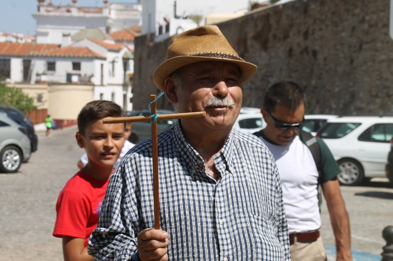 El repique de las campanas de San Bartolomé ha sonado este viernes, 23 de agosto, muy alegre, para anunciar la 'Salida del diablo', una de las tradiciones más ancestrales de Jerez de los Caballeros que anunciar la festividad de San Bartolomé, patrón de la ciudad. Organizada por la Comisión integrada en la Archicofradía del Santísimo Sacramento, la citada representación se ha vivido con gran expectación y emoción y este año con sorpresa. El recorrido del diablo por las calles ha hecho las decilicias de cientos de niños y niñas que han disfrutado de la cita, al tiempo que han contribuido a revivir esta gran celebración cargada de simbología, pues la figura del diablo aparece representada a los pies del patrón, encadenada, representando el triunfo del bien sobre el mal. Cada 23 de agosto, se libera de esas cadenas y recorre la localidad templaria, escoba en mano. La única forma de hacer frente a su ira, es mostrarle una cruz, por ello hoy la imagen más entrañable la han protagonizado los más pequeños portando en sus manos pequeñas cruces de madera para, como manda la tradición, «evitar que el diablo les coja». La cita da paso esta noche a la también tradicional 'Quema del rabo del diablo' que organizan los amigos de esta representación a las 22 horas en el Llano de Santa María y con el fuego como elemento purificador.