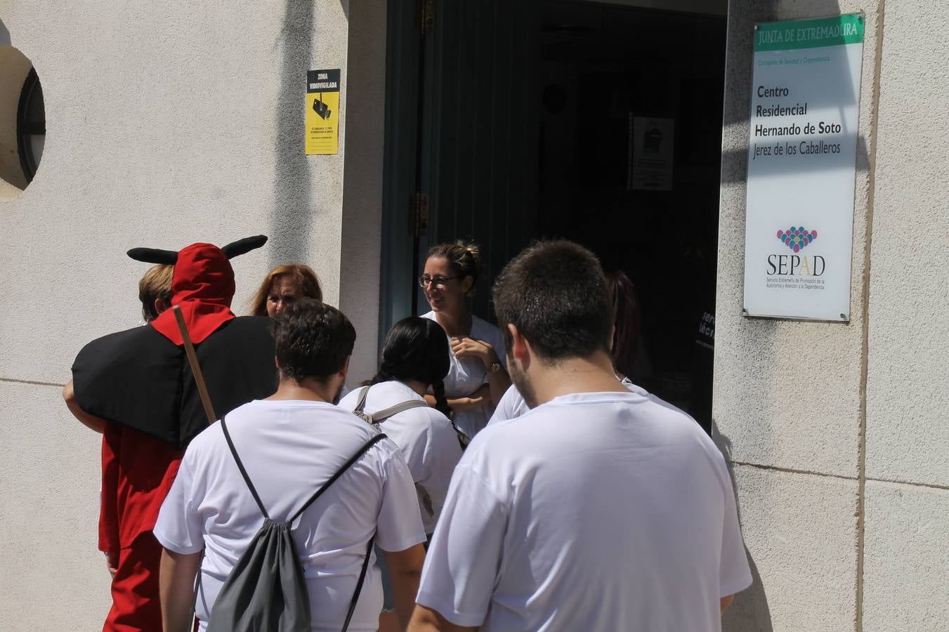 El repique de las campanas de San Bartolomé ha sonado este viernes, 23 de agosto, muy alegre, para anunciar la 'Salida del diablo', una de las tradiciones más ancestrales de Jerez de los Caballeros que anunciar la festividad de San Bartolomé, patrón de la ciudad. Organizada por la Comisión integrada en la Archicofradía del Santísimo Sacramento, la citada representación se ha vivido con gran expectación y emoción y este año con sorpresa. El recorrido del diablo por las calles ha hecho las decilicias de cientos de niños y niñas que han disfrutado de la cita, al tiempo que han contribuido a revivir esta gran celebración cargada de simbología, pues la figura del diablo aparece representada a los pies del patrón, encadenada, representando el triunfo del bien sobre el mal. Cada 23 de agosto, se libera de esas cadenas y recorre la localidad templaria, escoba en mano. La única forma de hacer frente a su ira, es mostrarle una cruz, por ello hoy la imagen más entrañable la han protagonizado los más pequeños portando en sus manos pequeñas cruces de madera para, como manda la tradición, «evitar que el diablo les coja». La cita da paso esta noche a la también tradicional 'Quema del rabo del diablo' que organizan los amigos de esta representación a las 22 horas en el Llano de Santa María y con el fuego como elemento purificador.