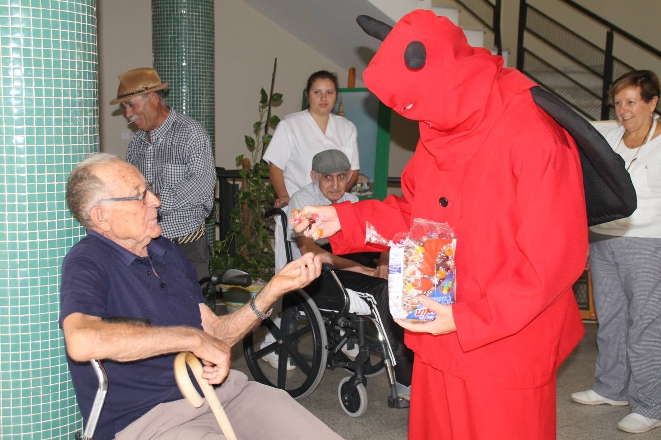 El repique de las campanas de San Bartolomé ha sonado este viernes, 23 de agosto, muy alegre, para anunciar la 'Salida del diablo', una de las tradiciones más ancestrales de Jerez de los Caballeros que anunciar la festividad de San Bartolomé, patrón de la ciudad. Organizada por la Comisión integrada en la Archicofradía del Santísimo Sacramento, la citada representación se ha vivido con gran expectación y emoción y este año con sorpresa. El recorrido del diablo por las calles ha hecho las decilicias de cientos de niños y niñas que han disfrutado de la cita, al tiempo que han contribuido a revivir esta gran celebración cargada de simbología, pues la figura del diablo aparece representada a los pies del patrón, encadenada, representando el triunfo del bien sobre el mal. Cada 23 de agosto, se libera de esas cadenas y recorre la localidad templaria, escoba en mano. La única forma de hacer frente a su ira, es mostrarle una cruz, por ello hoy la imagen más entrañable la han protagonizado los más pequeños portando en sus manos pequeñas cruces de madera para, como manda la tradición, «evitar que el diablo les coja». La cita da paso esta noche a la también tradicional 'Quema del rabo del diablo' que organizan los amigos de esta representación a las 22 horas en el Llano de Santa María y con el fuego como elemento purificador.