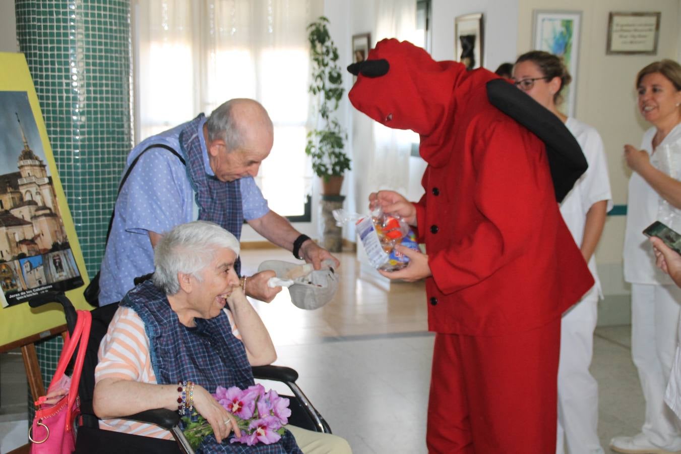 El repique de las campanas de San Bartolomé ha sonado este viernes, 23 de agosto, muy alegre, para anunciar la 'Salida del diablo', una de las tradiciones más ancestrales de Jerez de los Caballeros que anunciar la festividad de San Bartolomé, patrón de la ciudad. Organizada por la Comisión integrada en la Archicofradía del Santísimo Sacramento, la citada representación se ha vivido con gran expectación y emoción y este año con sorpresa. El recorrido del diablo por las calles ha hecho las decilicias de cientos de niños y niñas que han disfrutado de la cita, al tiempo que han contribuido a revivir esta gran celebración cargada de simbología, pues la figura del diablo aparece representada a los pies del patrón, encadenada, representando el triunfo del bien sobre el mal. Cada 23 de agosto, se libera de esas cadenas y recorre la localidad templaria, escoba en mano. La única forma de hacer frente a su ira, es mostrarle una cruz, por ello hoy la imagen más entrañable la han protagonizado los más pequeños portando en sus manos pequeñas cruces de madera para, como manda la tradición, «evitar que el diablo les coja». La cita da paso esta noche a la también tradicional 'Quema del rabo del diablo' que organizan los amigos de esta representación a las 22 horas en el Llano de Santa María y con el fuego como elemento purificador.