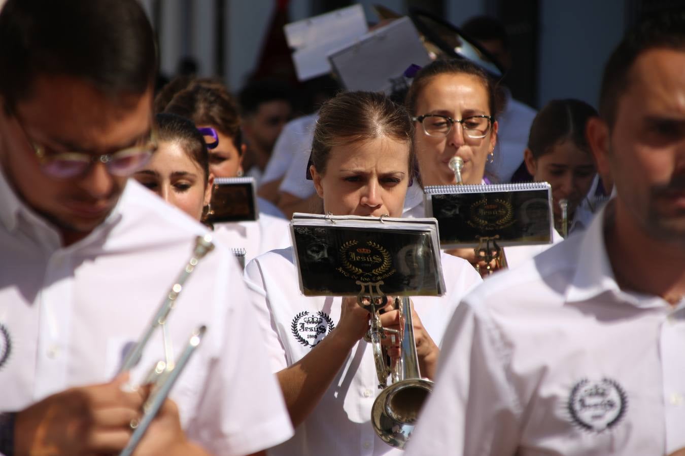 El popular 'Barrio Alto' vuelve, un año más, a lucir engalanado con motivo de la festividad de San Bartolomé, patrón de Jerez de los Caballeros. Ayer, vivía la primera jornada de su tradicional «velá» en la que el «diablo» fue el principal protagonista. Esta mañana, la fiesta continuaba con la procesión y los juegos populares. Autoridades civiles y religiosas, miembros de las diferentes hermandades y cofradías del municipio, la Agrupación Musical 'Nuestro Padre Jesús Nazareno', la Asociación Musical Jerez de los Caballeros y numerosos vecinos han acompañado a las imágenes de San Bartolomé y la Virgen del Reposo entre vítores. Mientras, los más pequeños han disfrutado con los juegos populares y las actividades acuáticas.