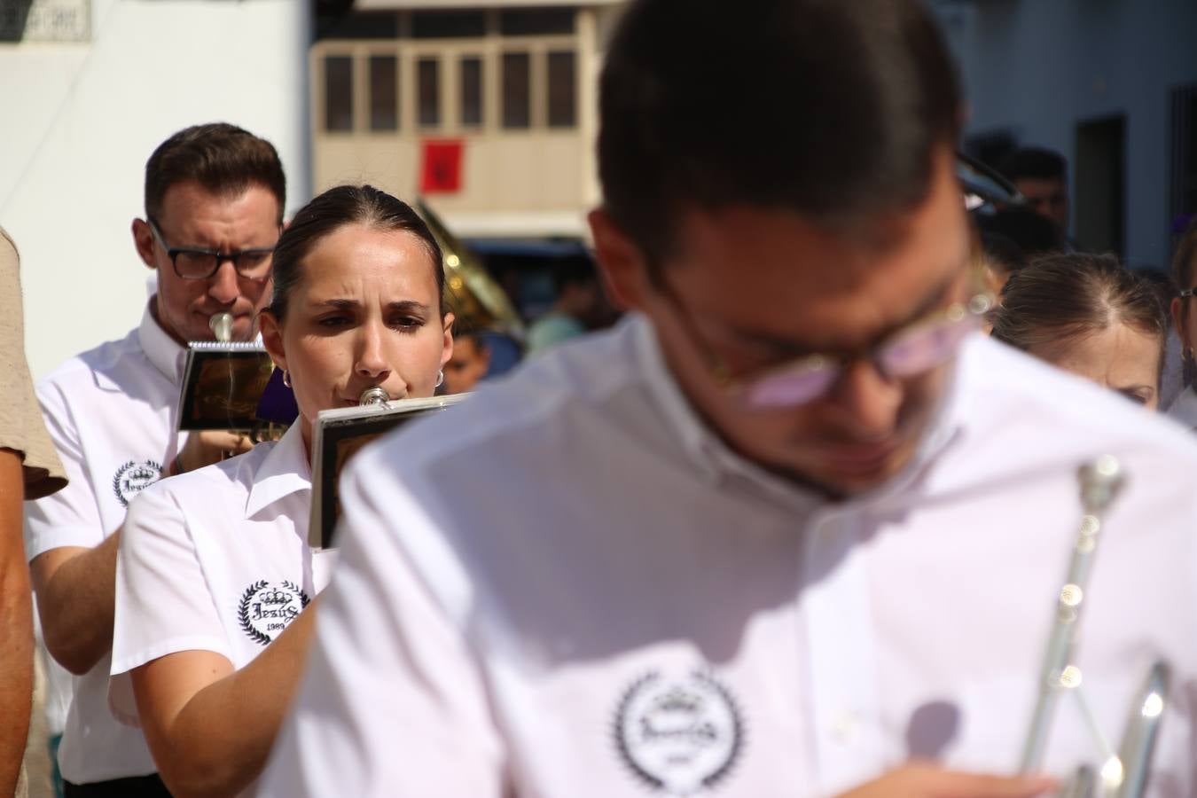 El popular 'Barrio Alto' vuelve, un año más, a lucir engalanado con motivo de la festividad de San Bartolomé, patrón de Jerez de los Caballeros. Ayer, vivía la primera jornada de su tradicional «velá» en la que el «diablo» fue el principal protagonista. Esta mañana, la fiesta continuaba con la procesión y los juegos populares. Autoridades civiles y religiosas, miembros de las diferentes hermandades y cofradías del municipio, la Agrupación Musical 'Nuestro Padre Jesús Nazareno', la Asociación Musical Jerez de los Caballeros y numerosos vecinos han acompañado a las imágenes de San Bartolomé y la Virgen del Reposo entre vítores. Mientras, los más pequeños han disfrutado con los juegos populares y las actividades acuáticas.
