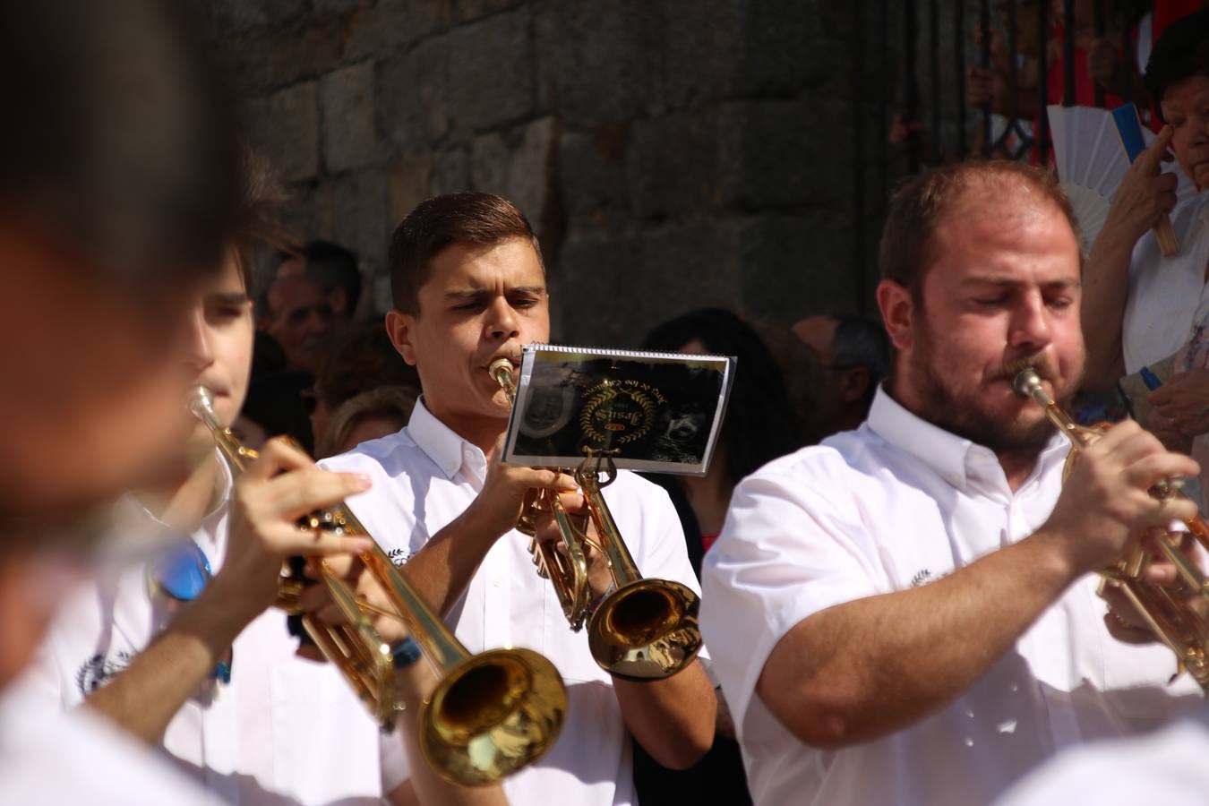 El popular 'Barrio Alto' vuelve, un año más, a lucir engalanado con motivo de la festividad de San Bartolomé, patrón de Jerez de los Caballeros. Ayer, vivía la primera jornada de su tradicional «velá» en la que el «diablo» fue el principal protagonista. Esta mañana, la fiesta continuaba con la procesión y los juegos populares. Autoridades civiles y religiosas, miembros de las diferentes hermandades y cofradías del municipio, la Agrupación Musical 'Nuestro Padre Jesús Nazareno', la Asociación Musical Jerez de los Caballeros y numerosos vecinos han acompañado a las imágenes de San Bartolomé y la Virgen del Reposo entre vítores. Mientras, los más pequeños han disfrutado con los juegos populares y las actividades acuáticas.