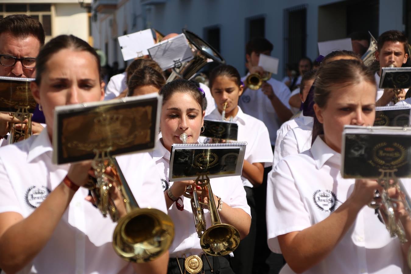 El popular 'Barrio Alto' vuelve, un año más, a lucir engalanado con motivo de la festividad de San Bartolomé, patrón de Jerez de los Caballeros. Ayer, vivía la primera jornada de su tradicional «velá» en la que el «diablo» fue el principal protagonista. Esta mañana, la fiesta continuaba con la procesión y los juegos populares. Autoridades civiles y religiosas, miembros de las diferentes hermandades y cofradías del municipio, la Agrupación Musical 'Nuestro Padre Jesús Nazareno', la Asociación Musical Jerez de los Caballeros y numerosos vecinos han acompañado a las imágenes de San Bartolomé y la Virgen del Reposo entre vítores. Mientras, los más pequeños han disfrutado con los juegos populares y las actividades acuáticas.