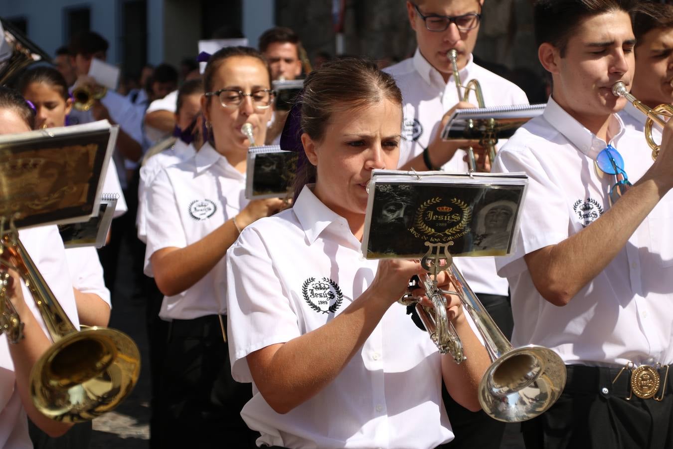 El popular 'Barrio Alto' vuelve, un año más, a lucir engalanado con motivo de la festividad de San Bartolomé, patrón de Jerez de los Caballeros. Ayer, vivía la primera jornada de su tradicional «velá» en la que el «diablo» fue el principal protagonista. Esta mañana, la fiesta continuaba con la procesión y los juegos populares. Autoridades civiles y religiosas, miembros de las diferentes hermandades y cofradías del municipio, la Agrupación Musical 'Nuestro Padre Jesús Nazareno', la Asociación Musical Jerez de los Caballeros y numerosos vecinos han acompañado a las imágenes de San Bartolomé y la Virgen del Reposo entre vítores. Mientras, los más pequeños han disfrutado con los juegos populares y las actividades acuáticas.