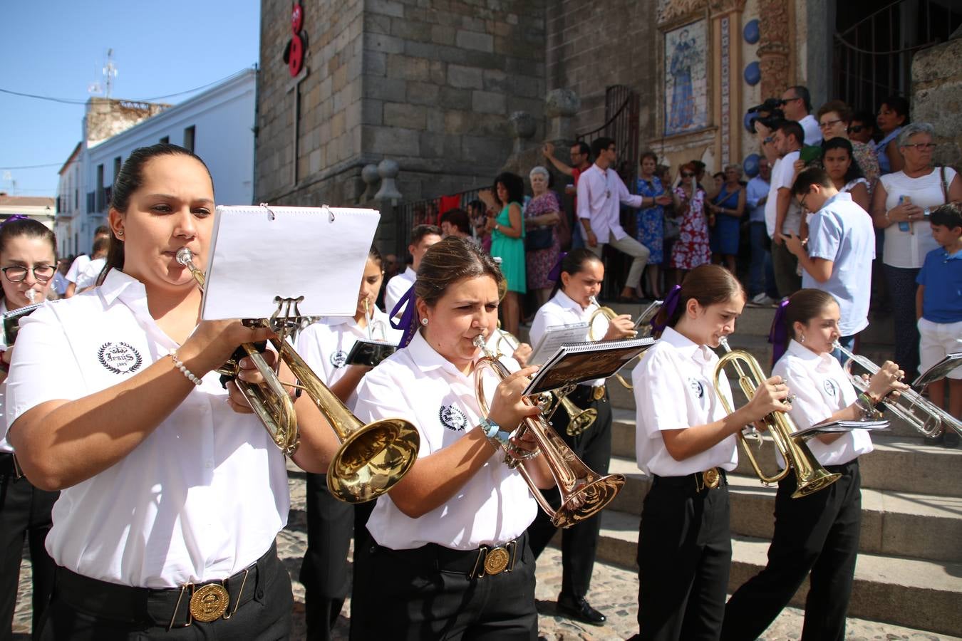 El popular 'Barrio Alto' vuelve, un año más, a lucir engalanado con motivo de la festividad de San Bartolomé, patrón de Jerez de los Caballeros. Ayer, vivía la primera jornada de su tradicional «velá» en la que el «diablo» fue el principal protagonista. Esta mañana, la fiesta continuaba con la procesión y los juegos populares. Autoridades civiles y religiosas, miembros de las diferentes hermandades y cofradías del municipio, la Agrupación Musical 'Nuestro Padre Jesús Nazareno', la Asociación Musical Jerez de los Caballeros y numerosos vecinos han acompañado a las imágenes de San Bartolomé y la Virgen del Reposo entre vítores. Mientras, los más pequeños han disfrutado con los juegos populares y las actividades acuáticas.