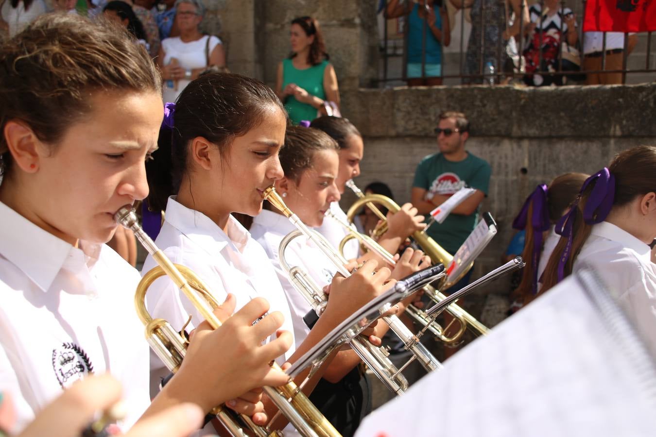 El popular 'Barrio Alto' vuelve, un año más, a lucir engalanado con motivo de la festividad de San Bartolomé, patrón de Jerez de los Caballeros. Ayer, vivía la primera jornada de su tradicional «velá» en la que el «diablo» fue el principal protagonista. Esta mañana, la fiesta continuaba con la procesión y los juegos populares. Autoridades civiles y religiosas, miembros de las diferentes hermandades y cofradías del municipio, la Agrupación Musical 'Nuestro Padre Jesús Nazareno', la Asociación Musical Jerez de los Caballeros y numerosos vecinos han acompañado a las imágenes de San Bartolomé y la Virgen del Reposo entre vítores. Mientras, los más pequeños han disfrutado con los juegos populares y las actividades acuáticas.