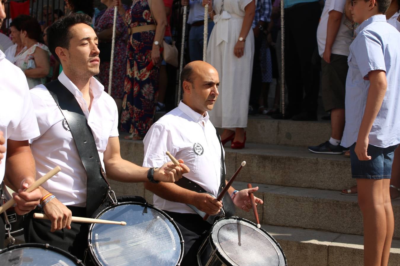 El popular 'Barrio Alto' vuelve, un año más, a lucir engalanado con motivo de la festividad de San Bartolomé, patrón de Jerez de los Caballeros. Ayer, vivía la primera jornada de su tradicional «velá» en la que el «diablo» fue el principal protagonista. Esta mañana, la fiesta continuaba con la procesión y los juegos populares. Autoridades civiles y religiosas, miembros de las diferentes hermandades y cofradías del municipio, la Agrupación Musical 'Nuestro Padre Jesús Nazareno', la Asociación Musical Jerez de los Caballeros y numerosos vecinos han acompañado a las imágenes de San Bartolomé y la Virgen del Reposo entre vítores. Mientras, los más pequeños han disfrutado con los juegos populares y las actividades acuáticas.