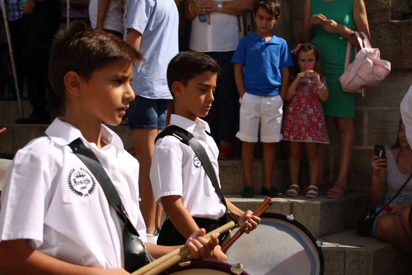 El popular 'Barrio Alto' vuelve, un año más, a lucir engalanado con motivo de la festividad de San Bartolomé, patrón de Jerez de los Caballeros. Ayer, vivía la primera jornada de su tradicional «velá» en la que el «diablo» fue el principal protagonista. Esta mañana, la fiesta continuaba con la procesión y los juegos populares. Autoridades civiles y religiosas, miembros de las diferentes hermandades y cofradías del municipio, la Agrupación Musical 'Nuestro Padre Jesús Nazareno', la Asociación Musical Jerez de los Caballeros y numerosos vecinos han acompañado a las imágenes de San Bartolomé y la Virgen del Reposo entre vítores. Mientras, los más pequeños han disfrutado con los juegos populares y las actividades acuáticas.