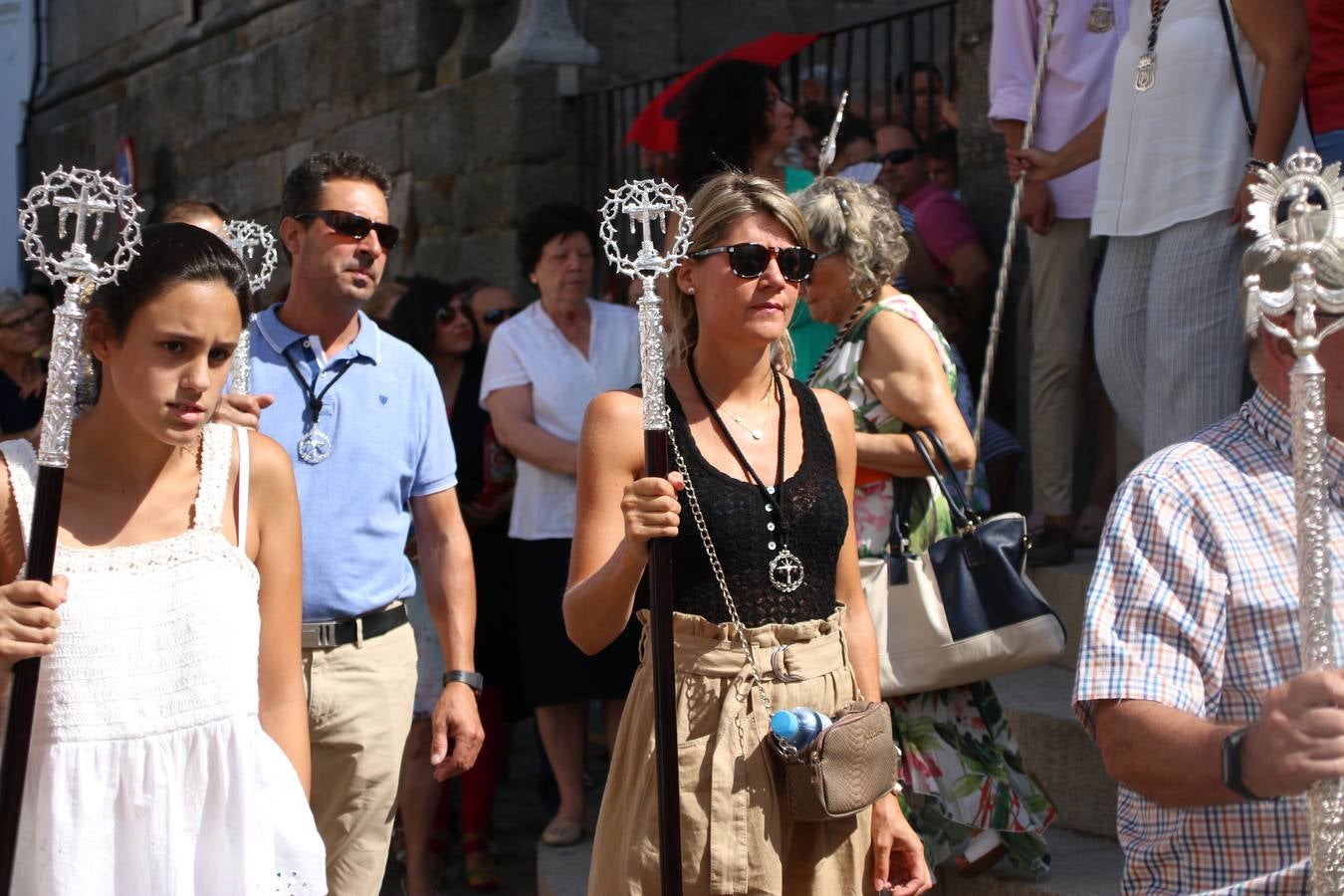 El popular 'Barrio Alto' vuelve, un año más, a lucir engalanado con motivo de la festividad de San Bartolomé, patrón de Jerez de los Caballeros. Ayer, vivía la primera jornada de su tradicional «velá» en la que el «diablo» fue el principal protagonista. Esta mañana, la fiesta continuaba con la procesión y los juegos populares. Autoridades civiles y religiosas, miembros de las diferentes hermandades y cofradías del municipio, la Agrupación Musical 'Nuestro Padre Jesús Nazareno', la Asociación Musical Jerez de los Caballeros y numerosos vecinos han acompañado a las imágenes de San Bartolomé y la Virgen del Reposo entre vítores. Mientras, los más pequeños han disfrutado con los juegos populares y las actividades acuáticas.