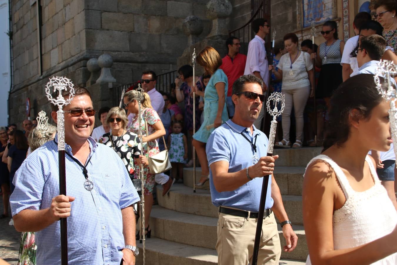 El popular 'Barrio Alto' vuelve, un año más, a lucir engalanado con motivo de la festividad de San Bartolomé, patrón de Jerez de los Caballeros. Ayer, vivía la primera jornada de su tradicional «velá» en la que el «diablo» fue el principal protagonista. Esta mañana, la fiesta continuaba con la procesión y los juegos populares. Autoridades civiles y religiosas, miembros de las diferentes hermandades y cofradías del municipio, la Agrupación Musical 'Nuestro Padre Jesús Nazareno', la Asociación Musical Jerez de los Caballeros y numerosos vecinos han acompañado a las imágenes de San Bartolomé y la Virgen del Reposo entre vítores. Mientras, los más pequeños han disfrutado con los juegos populares y las actividades acuáticas.