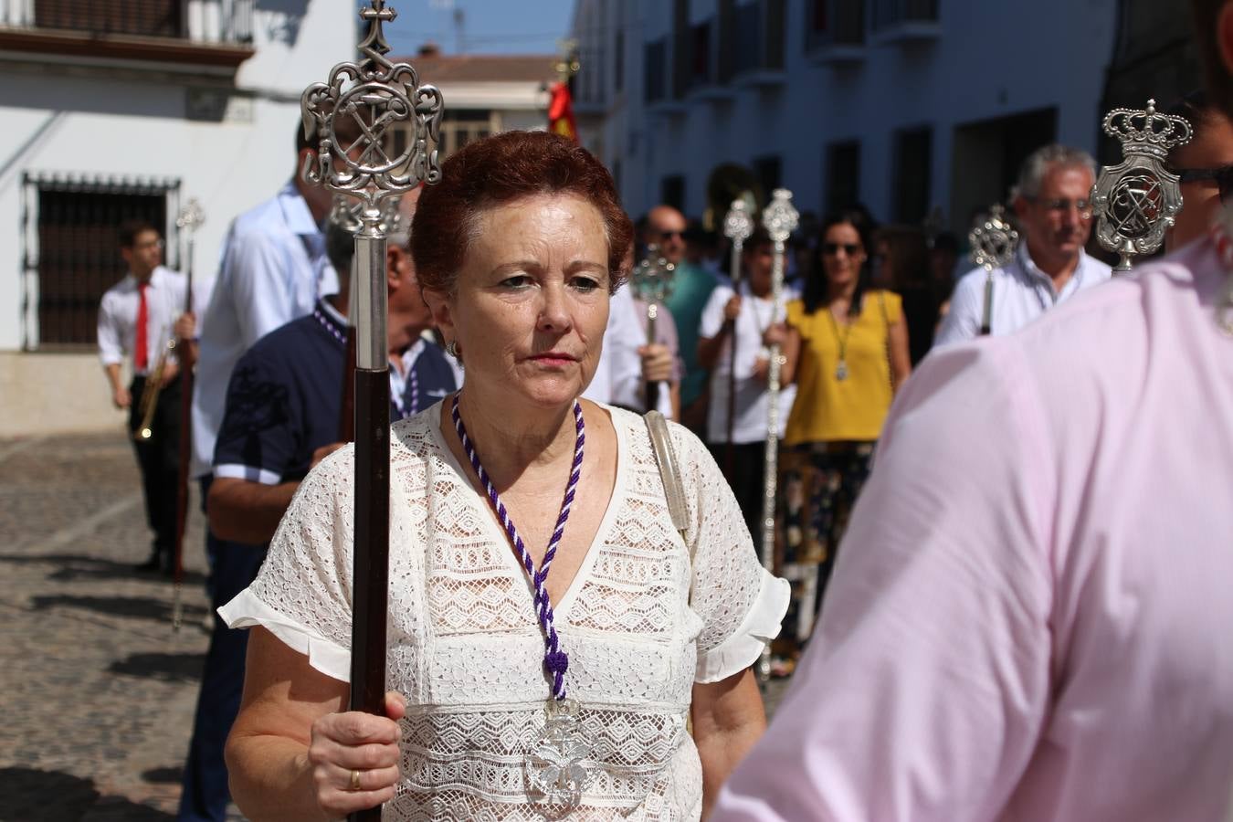 El popular 'Barrio Alto' vuelve, un año más, a lucir engalanado con motivo de la festividad de San Bartolomé, patrón de Jerez de los Caballeros. Ayer, vivía la primera jornada de su tradicional «velá» en la que el «diablo» fue el principal protagonista. Esta mañana, la fiesta continuaba con la procesión y los juegos populares. Autoridades civiles y religiosas, miembros de las diferentes hermandades y cofradías del municipio, la Agrupación Musical 'Nuestro Padre Jesús Nazareno', la Asociación Musical Jerez de los Caballeros y numerosos vecinos han acompañado a las imágenes de San Bartolomé y la Virgen del Reposo entre vítores. Mientras, los más pequeños han disfrutado con los juegos populares y las actividades acuáticas.