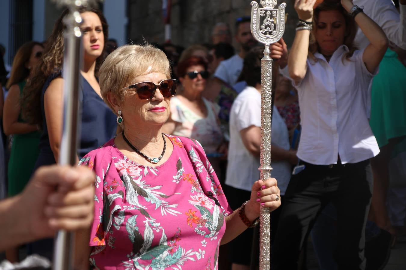 El popular 'Barrio Alto' vuelve, un año más, a lucir engalanado con motivo de la festividad de San Bartolomé, patrón de Jerez de los Caballeros. Ayer, vivía la primera jornada de su tradicional «velá» en la que el «diablo» fue el principal protagonista. Esta mañana, la fiesta continuaba con la procesión y los juegos populares. Autoridades civiles y religiosas, miembros de las diferentes hermandades y cofradías del municipio, la Agrupación Musical 'Nuestro Padre Jesús Nazareno', la Asociación Musical Jerez de los Caballeros y numerosos vecinos han acompañado a las imágenes de San Bartolomé y la Virgen del Reposo entre vítores. Mientras, los más pequeños han disfrutado con los juegos populares y las actividades acuáticas.