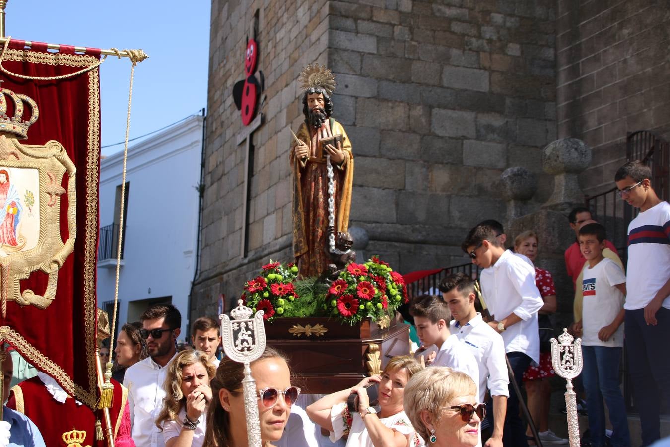 El popular 'Barrio Alto' vuelve, un año más, a lucir engalanado con motivo de la festividad de San Bartolomé, patrón de Jerez de los Caballeros. Ayer, vivía la primera jornada de su tradicional «velá» en la que el «diablo» fue el principal protagonista. Esta mañana, la fiesta continuaba con la procesión y los juegos populares. Autoridades civiles y religiosas, miembros de las diferentes hermandades y cofradías del municipio, la Agrupación Musical 'Nuestro Padre Jesús Nazareno', la Asociación Musical Jerez de los Caballeros y numerosos vecinos han acompañado a las imágenes de San Bartolomé y la Virgen del Reposo entre vítores. Mientras, los más pequeños han disfrutado con los juegos populares y las actividades acuáticas.