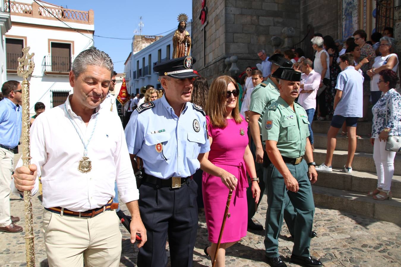 El popular 'Barrio Alto' vuelve, un año más, a lucir engalanado con motivo de la festividad de San Bartolomé, patrón de Jerez de los Caballeros. Ayer, vivía la primera jornada de su tradicional «velá» en la que el «diablo» fue el principal protagonista. Esta mañana, la fiesta continuaba con la procesión y los juegos populares. Autoridades civiles y religiosas, miembros de las diferentes hermandades y cofradías del municipio, la Agrupación Musical 'Nuestro Padre Jesús Nazareno', la Asociación Musical Jerez de los Caballeros y numerosos vecinos han acompañado a las imágenes de San Bartolomé y la Virgen del Reposo entre vítores. Mientras, los más pequeños han disfrutado con los juegos populares y las actividades acuáticas.