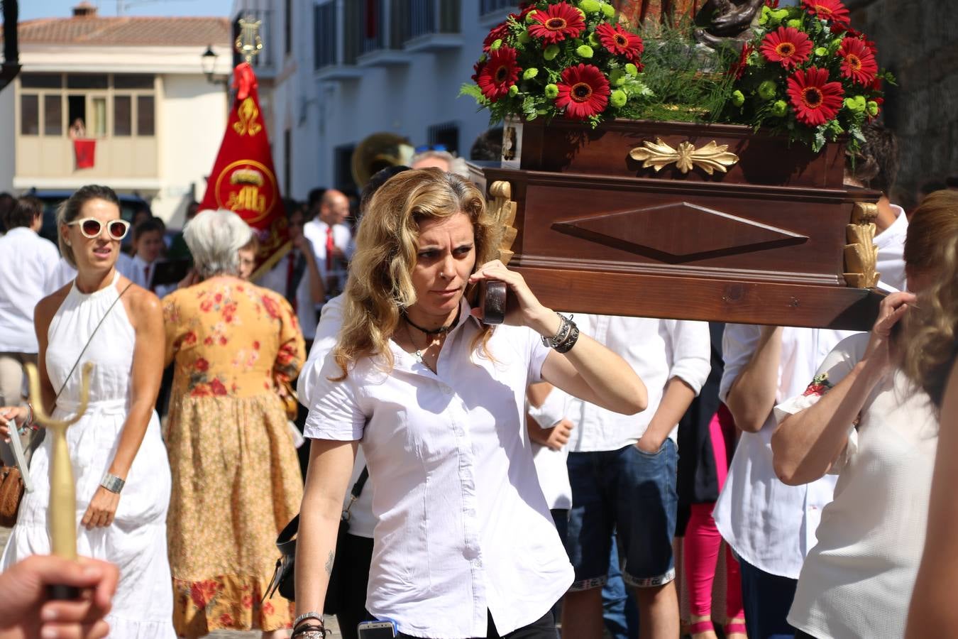 El popular 'Barrio Alto' vuelve, un año más, a lucir engalanado con motivo de la festividad de San Bartolomé, patrón de Jerez de los Caballeros. Ayer, vivía la primera jornada de su tradicional «velá» en la que el «diablo» fue el principal protagonista. Esta mañana, la fiesta continuaba con la procesión y los juegos populares. Autoridades civiles y religiosas, miembros de las diferentes hermandades y cofradías del municipio, la Agrupación Musical 'Nuestro Padre Jesús Nazareno', la Asociación Musical Jerez de los Caballeros y numerosos vecinos han acompañado a las imágenes de San Bartolomé y la Virgen del Reposo entre vítores. Mientras, los más pequeños han disfrutado con los juegos populares y las actividades acuáticas.