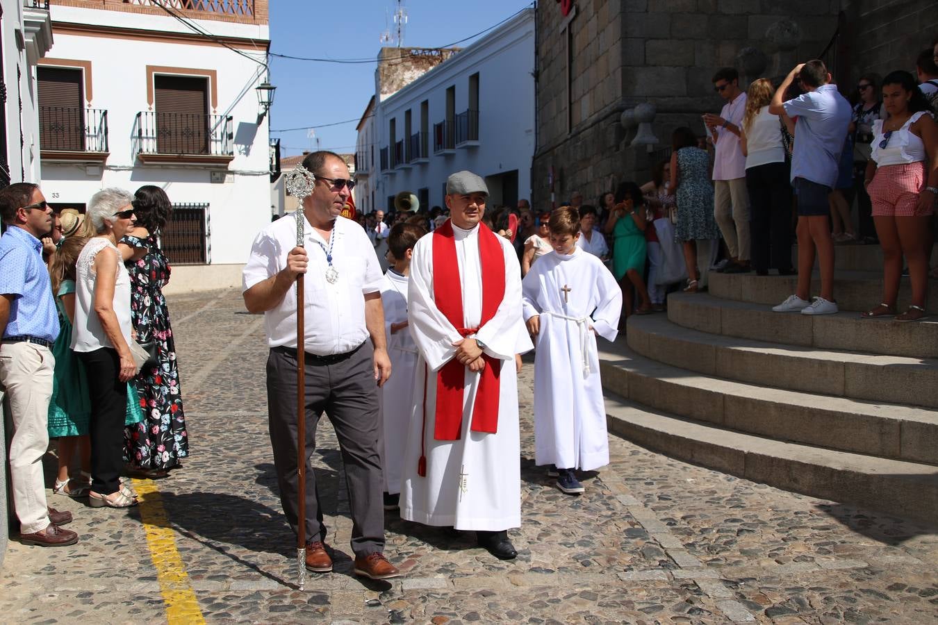 El popular 'Barrio Alto' vuelve, un año más, a lucir engalanado con motivo de la festividad de San Bartolomé, patrón de Jerez de los Caballeros. Ayer, vivía la primera jornada de su tradicional «velá» en la que el «diablo» fue el principal protagonista. Esta mañana, la fiesta continuaba con la procesión y los juegos populares. Autoridades civiles y religiosas, miembros de las diferentes hermandades y cofradías del municipio, la Agrupación Musical 'Nuestro Padre Jesús Nazareno', la Asociación Musical Jerez de los Caballeros y numerosos vecinos han acompañado a las imágenes de San Bartolomé y la Virgen del Reposo entre vítores. Mientras, los más pequeños han disfrutado con los juegos populares y las actividades acuáticas.