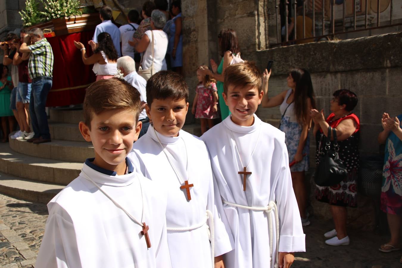 El popular 'Barrio Alto' vuelve, un año más, a lucir engalanado con motivo de la festividad de San Bartolomé, patrón de Jerez de los Caballeros. Ayer, vivía la primera jornada de su tradicional «velá» en la que el «diablo» fue el principal protagonista. Esta mañana, la fiesta continuaba con la procesión y los juegos populares. Autoridades civiles y religiosas, miembros de las diferentes hermandades y cofradías del municipio, la Agrupación Musical 'Nuestro Padre Jesús Nazareno', la Asociación Musical Jerez de los Caballeros y numerosos vecinos han acompañado a las imágenes de San Bartolomé y la Virgen del Reposo entre vítores. Mientras, los más pequeños han disfrutado con los juegos populares y las actividades acuáticas.