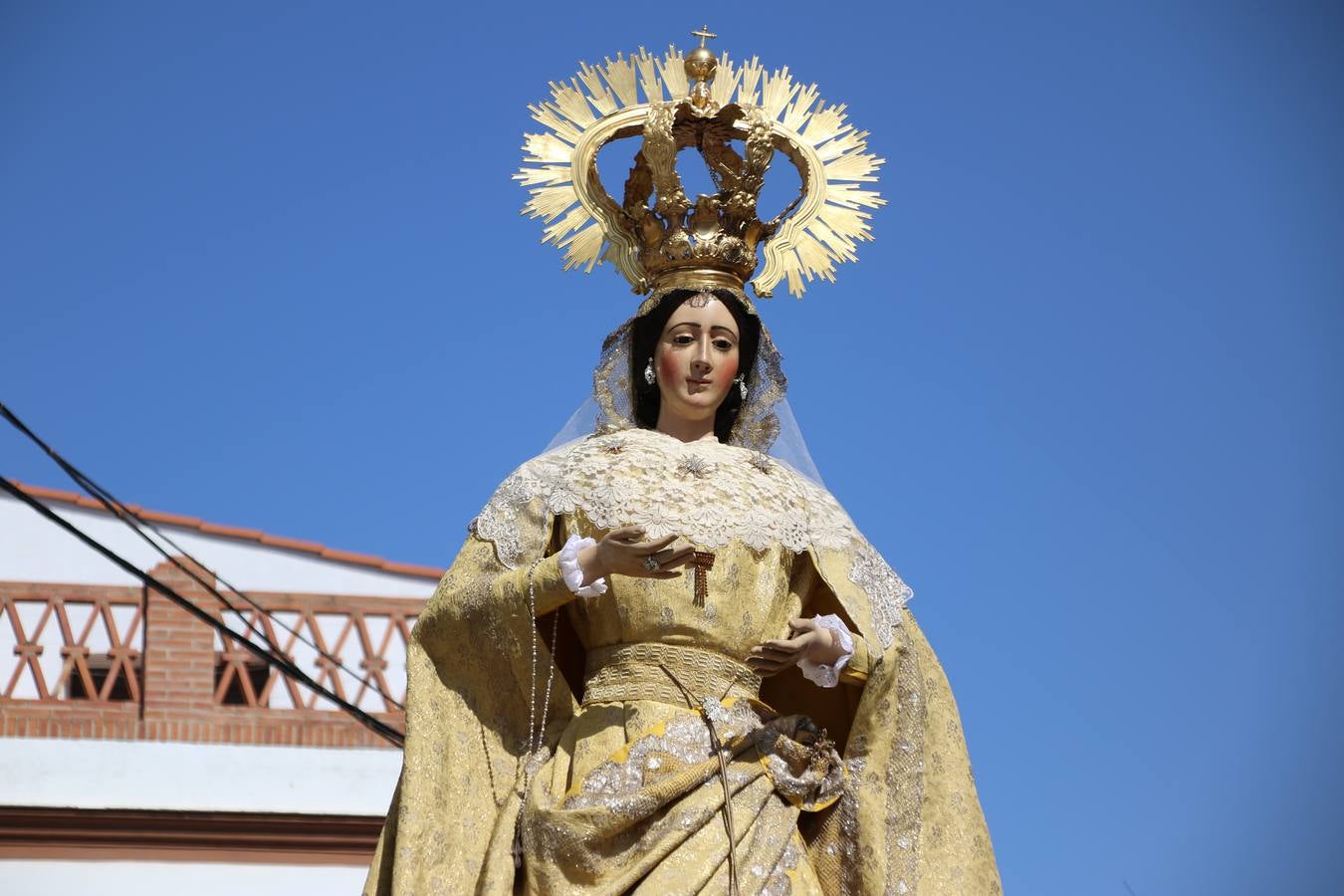 El popular 'Barrio Alto' vuelve, un año más, a lucir engalanado con motivo de la festividad de San Bartolomé, patrón de Jerez de los Caballeros. Ayer, vivía la primera jornada de su tradicional «velá» en la que el «diablo» fue el principal protagonista. Esta mañana, la fiesta continuaba con la procesión y los juegos populares. Autoridades civiles y religiosas, miembros de las diferentes hermandades y cofradías del municipio, la Agrupación Musical 'Nuestro Padre Jesús Nazareno', la Asociación Musical Jerez de los Caballeros y numerosos vecinos han acompañado a las imágenes de San Bartolomé y la Virgen del Reposo entre vítores. Mientras, los más pequeños han disfrutado con los juegos populares y las actividades acuáticas.