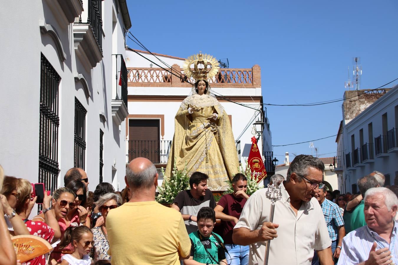 El popular 'Barrio Alto' vuelve, un año más, a lucir engalanado con motivo de la festividad de San Bartolomé, patrón de Jerez de los Caballeros. Ayer, vivía la primera jornada de su tradicional «velá» en la que el «diablo» fue el principal protagonista. Esta mañana, la fiesta continuaba con la procesión y los juegos populares. Autoridades civiles y religiosas, miembros de las diferentes hermandades y cofradías del municipio, la Agrupación Musical 'Nuestro Padre Jesús Nazareno', la Asociación Musical Jerez de los Caballeros y numerosos vecinos han acompañado a las imágenes de San Bartolomé y la Virgen del Reposo entre vítores. Mientras, los más pequeños han disfrutado con los juegos populares y las actividades acuáticas.