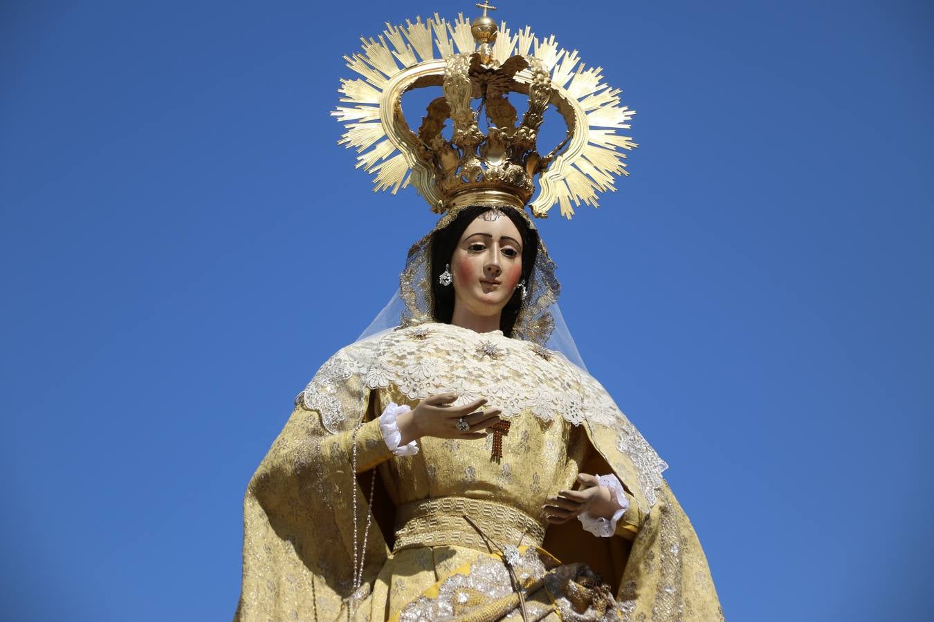 El popular 'Barrio Alto' vuelve, un año más, a lucir engalanado con motivo de la festividad de San Bartolomé, patrón de Jerez de los Caballeros. Ayer, vivía la primera jornada de su tradicional «velá» en la que el «diablo» fue el principal protagonista. Esta mañana, la fiesta continuaba con la procesión y los juegos populares. Autoridades civiles y religiosas, miembros de las diferentes hermandades y cofradías del municipio, la Agrupación Musical 'Nuestro Padre Jesús Nazareno', la Asociación Musical Jerez de los Caballeros y numerosos vecinos han acompañado a las imágenes de San Bartolomé y la Virgen del Reposo entre vítores. Mientras, los más pequeños han disfrutado con los juegos populares y las actividades acuáticas.