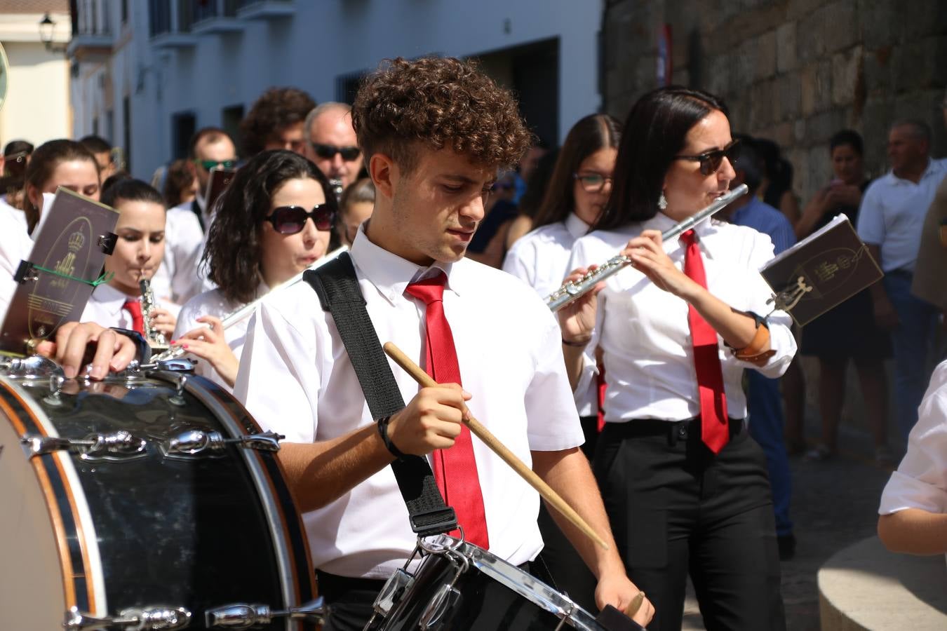 El popular 'Barrio Alto' vuelve, un año más, a lucir engalanado con motivo de la festividad de San Bartolomé, patrón de Jerez de los Caballeros. Ayer, vivía la primera jornada de su tradicional «velá» en la que el «diablo» fue el principal protagonista. Esta mañana, la fiesta continuaba con la procesión y los juegos populares. Autoridades civiles y religiosas, miembros de las diferentes hermandades y cofradías del municipio, la Agrupación Musical 'Nuestro Padre Jesús Nazareno', la Asociación Musical Jerez de los Caballeros y numerosos vecinos han acompañado a las imágenes de San Bartolomé y la Virgen del Reposo entre vítores. Mientras, los más pequeños han disfrutado con los juegos populares y las actividades acuáticas.