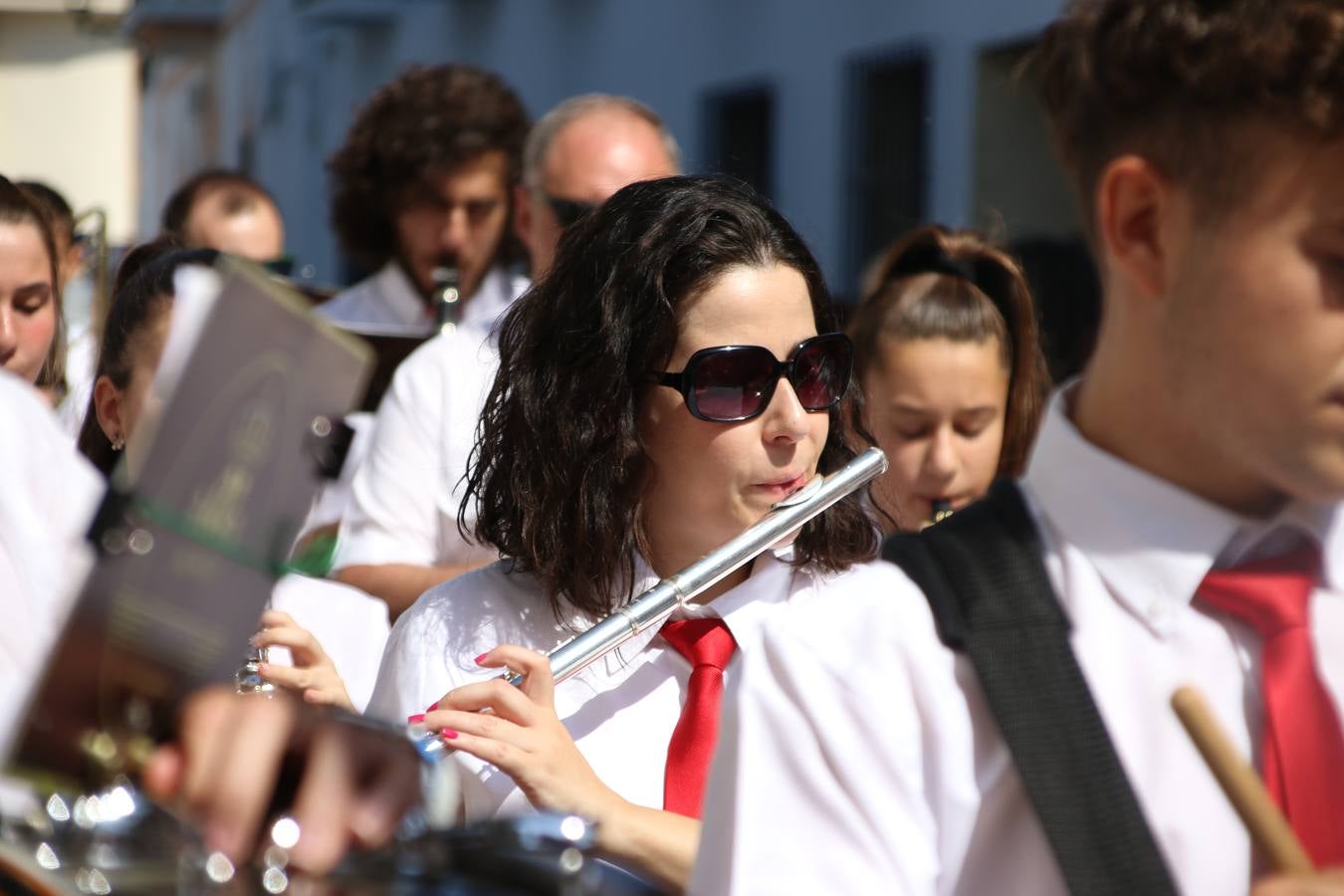 El popular 'Barrio Alto' vuelve, un año más, a lucir engalanado con motivo de la festividad de San Bartolomé, patrón de Jerez de los Caballeros. Ayer, vivía la primera jornada de su tradicional «velá» en la que el «diablo» fue el principal protagonista. Esta mañana, la fiesta continuaba con la procesión y los juegos populares. Autoridades civiles y religiosas, miembros de las diferentes hermandades y cofradías del municipio, la Agrupación Musical 'Nuestro Padre Jesús Nazareno', la Asociación Musical Jerez de los Caballeros y numerosos vecinos han acompañado a las imágenes de San Bartolomé y la Virgen del Reposo entre vítores. Mientras, los más pequeños han disfrutado con los juegos populares y las actividades acuáticas.