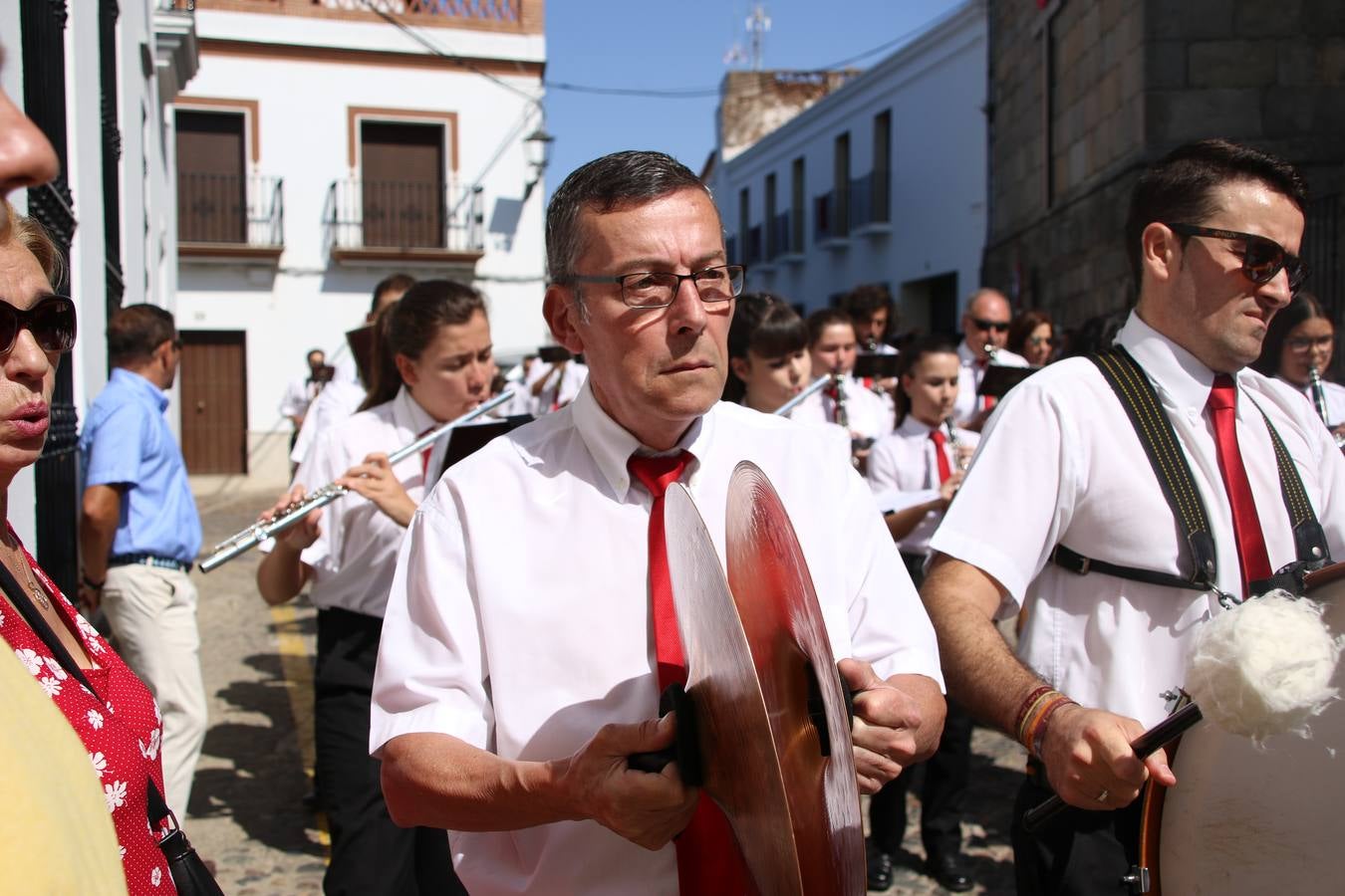 El popular 'Barrio Alto' vuelve, un año más, a lucir engalanado con motivo de la festividad de San Bartolomé, patrón de Jerez de los Caballeros. Ayer, vivía la primera jornada de su tradicional «velá» en la que el «diablo» fue el principal protagonista. Esta mañana, la fiesta continuaba con la procesión y los juegos populares. Autoridades civiles y religiosas, miembros de las diferentes hermandades y cofradías del municipio, la Agrupación Musical 'Nuestro Padre Jesús Nazareno', la Asociación Musical Jerez de los Caballeros y numerosos vecinos han acompañado a las imágenes de San Bartolomé y la Virgen del Reposo entre vítores. Mientras, los más pequeños han disfrutado con los juegos populares y las actividades acuáticas.