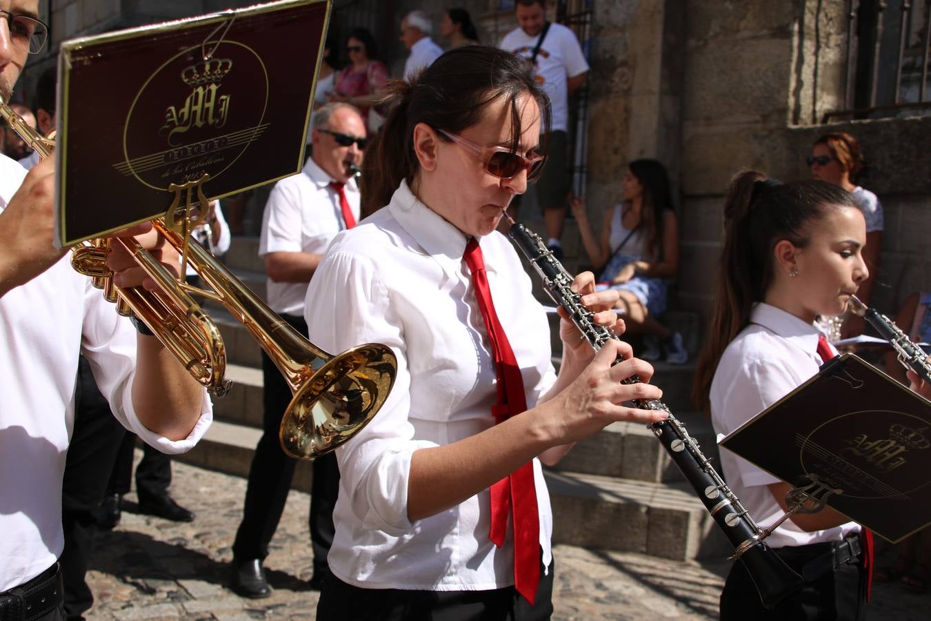 El popular 'Barrio Alto' vuelve, un año más, a lucir engalanado con motivo de la festividad de San Bartolomé, patrón de Jerez de los Caballeros. Ayer, vivía la primera jornada de su tradicional «velá» en la que el «diablo» fue el principal protagonista. Esta mañana, la fiesta continuaba con la procesión y los juegos populares. Autoridades civiles y religiosas, miembros de las diferentes hermandades y cofradías del municipio, la Agrupación Musical 'Nuestro Padre Jesús Nazareno', la Asociación Musical Jerez de los Caballeros y numerosos vecinos han acompañado a las imágenes de San Bartolomé y la Virgen del Reposo entre vítores. Mientras, los más pequeños han disfrutado con los juegos populares y las actividades acuáticas.